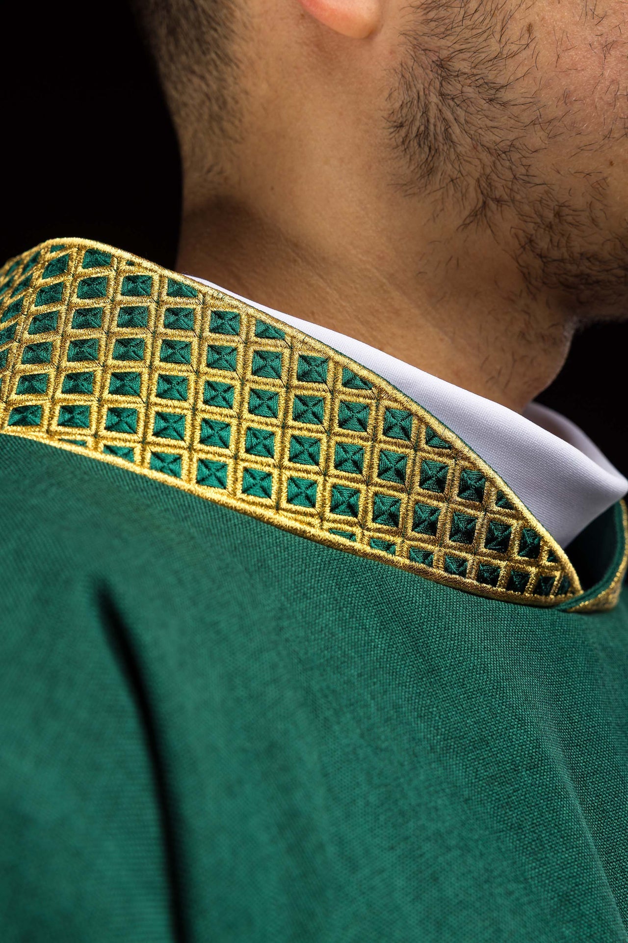 Dalmatica verde con cruces bordadas y cuello decorado S-1070-01-70-D DALMATYK - CASULLAS.ES
