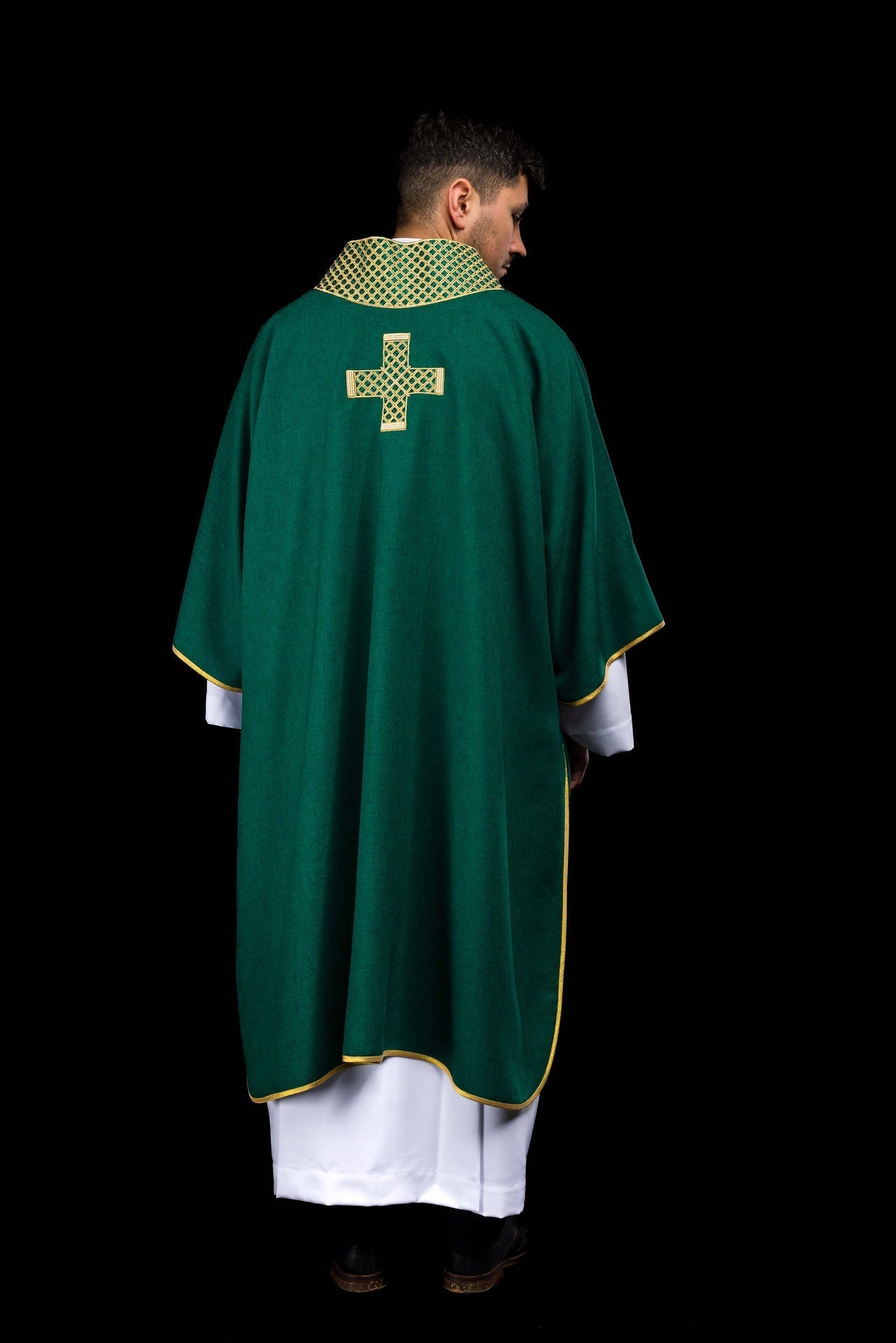 Dalmatica verde con cruces bordadas y cuello decorado S-1070-01-70-D DALMATYK - CASULLAS.ES