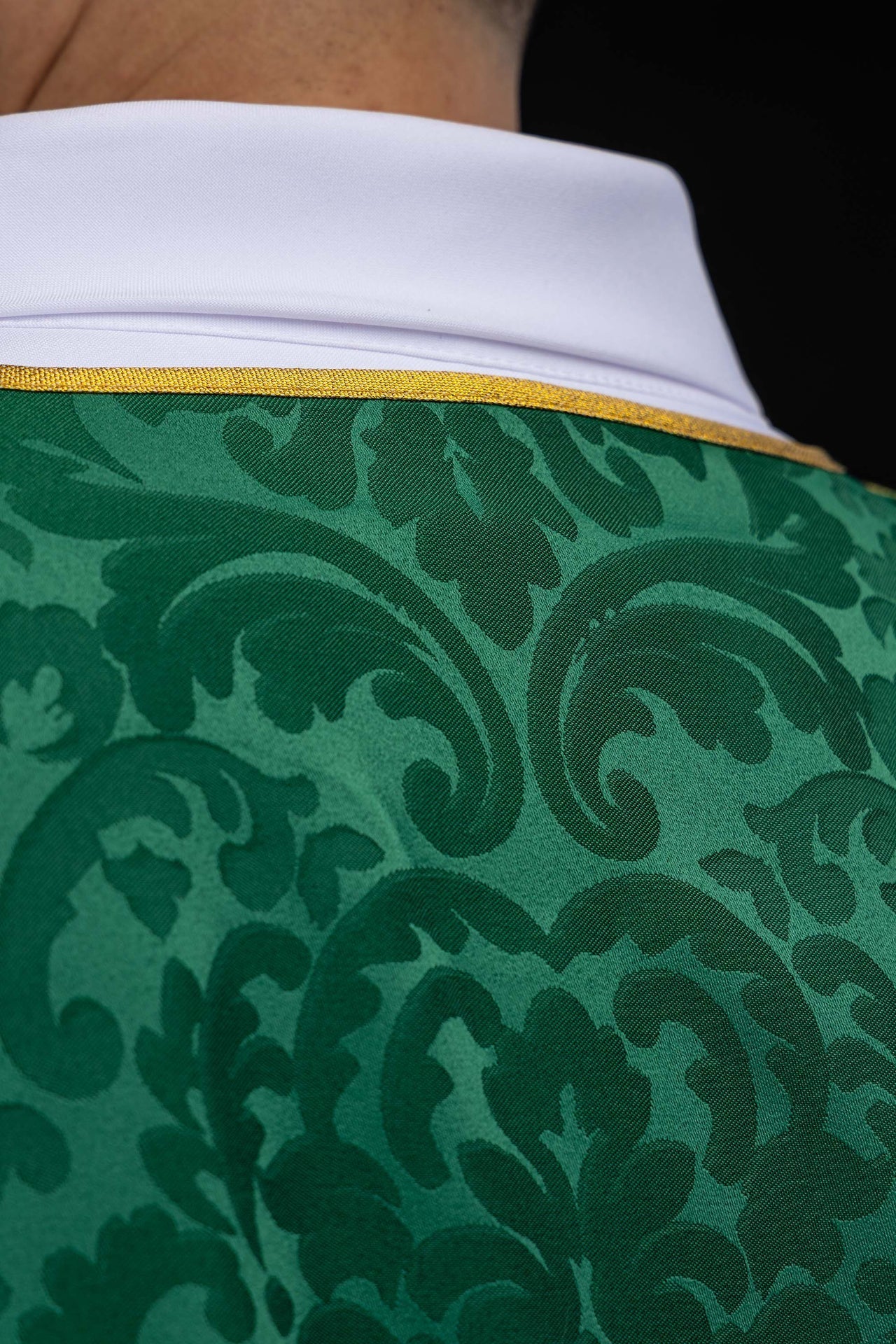 Dalmática verde de jacquard con bandas y cruces doradas bordadas KDL/284/01/81/B - CASULLAS.ES