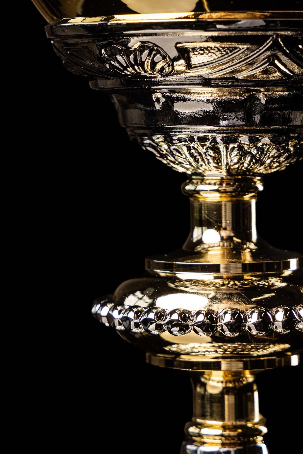Cáliz barroco dorado y plateado, detalle del nudo redondo con borde de motivos ornamentales