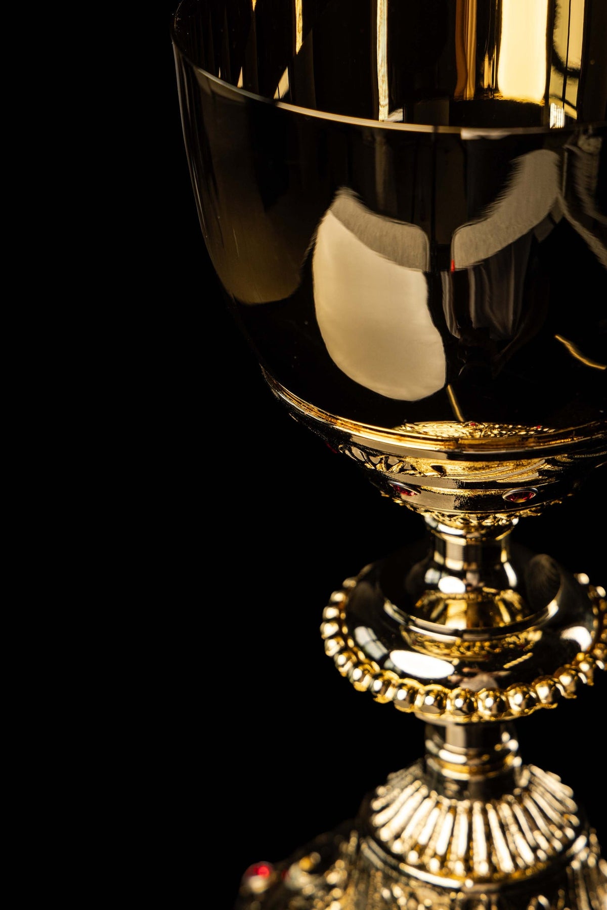 Cáliz barroco bañado en oro, detalle del cuenco pulido y la ornamentación
