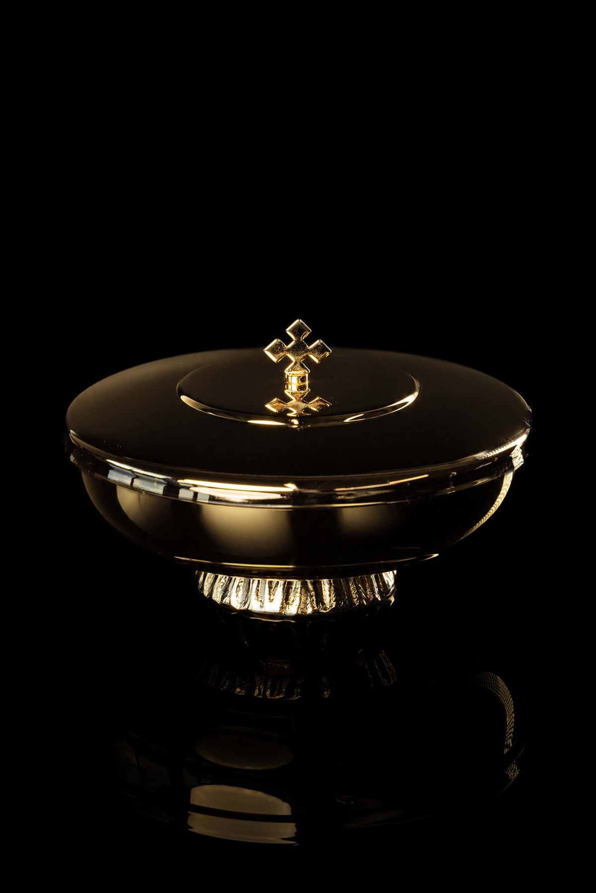 Copón de latón bañado en oro, 14 cm, vista frontal con tapa y cruz