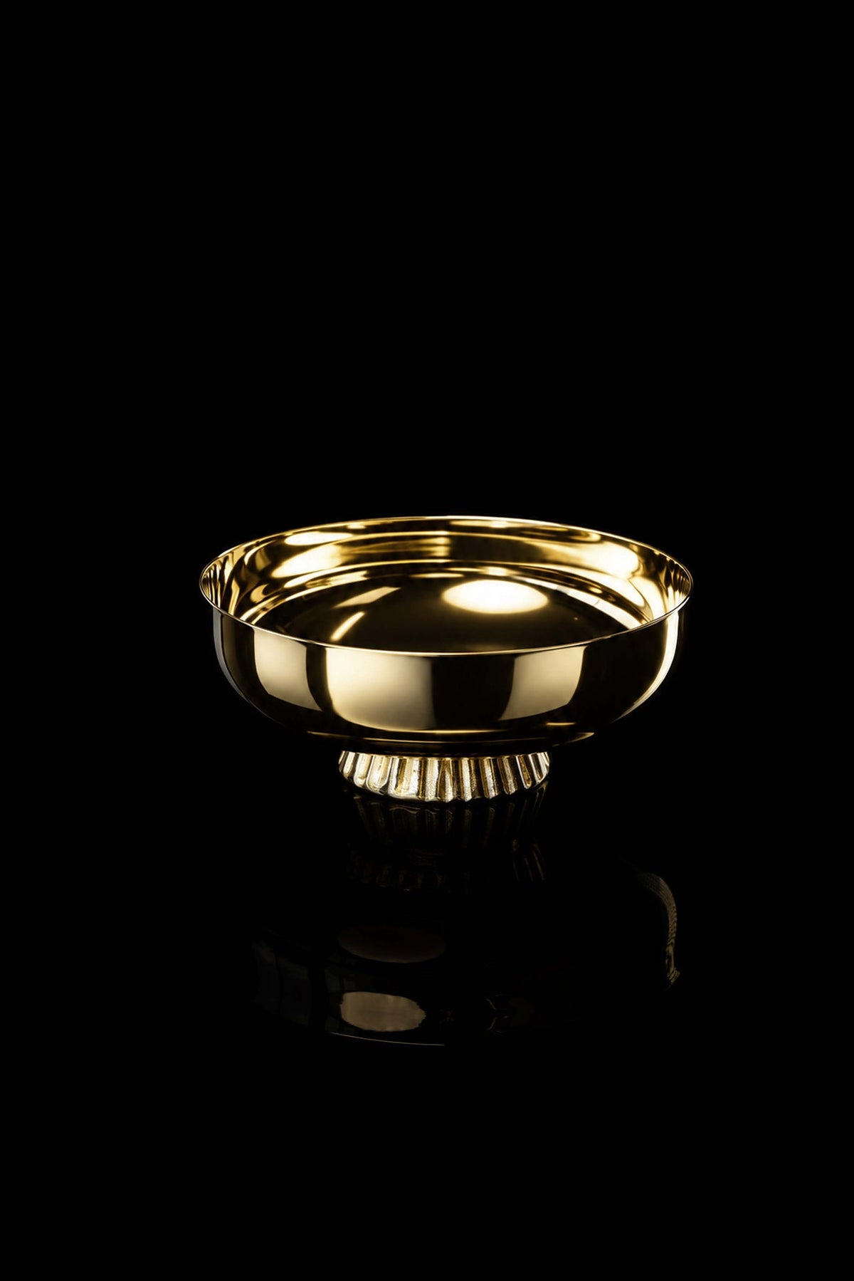 Patena de latón bañada en oro, 12 cm, vista frontal con base decorada