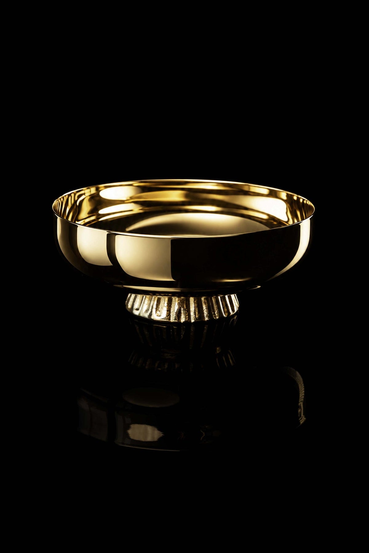 Patena litúrgica bañada en oro, 14 cm, vista frontal con base acanalada