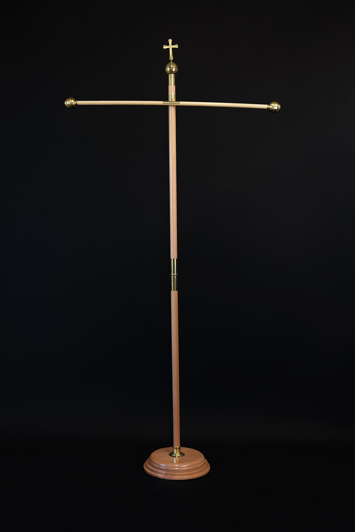 Asta de madera clara para estandarte litúrgico