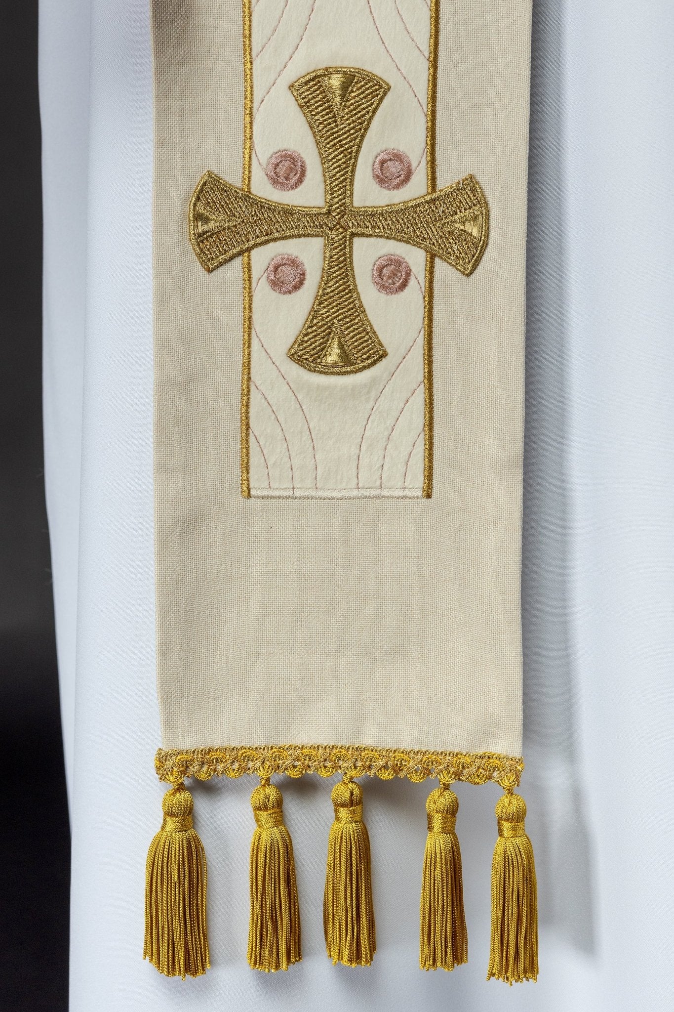 Estola bordada con cruces de color crudo S - 2068 - 05 - 70 - CASULLAS.ES