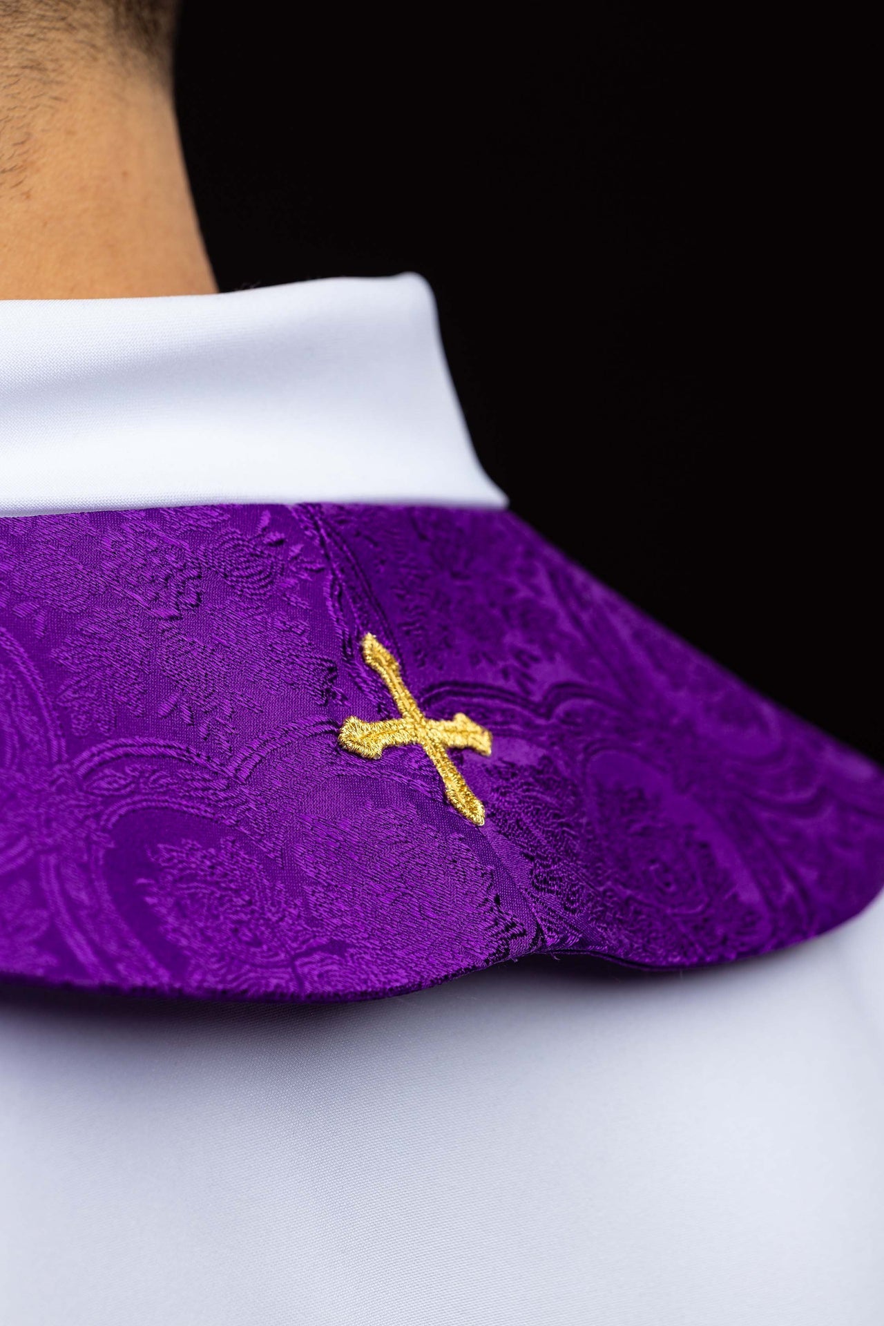 Estola bordada con motivo de Cruz en tejido jacquard morado KST/639/03/11 - CASULLAS.ES