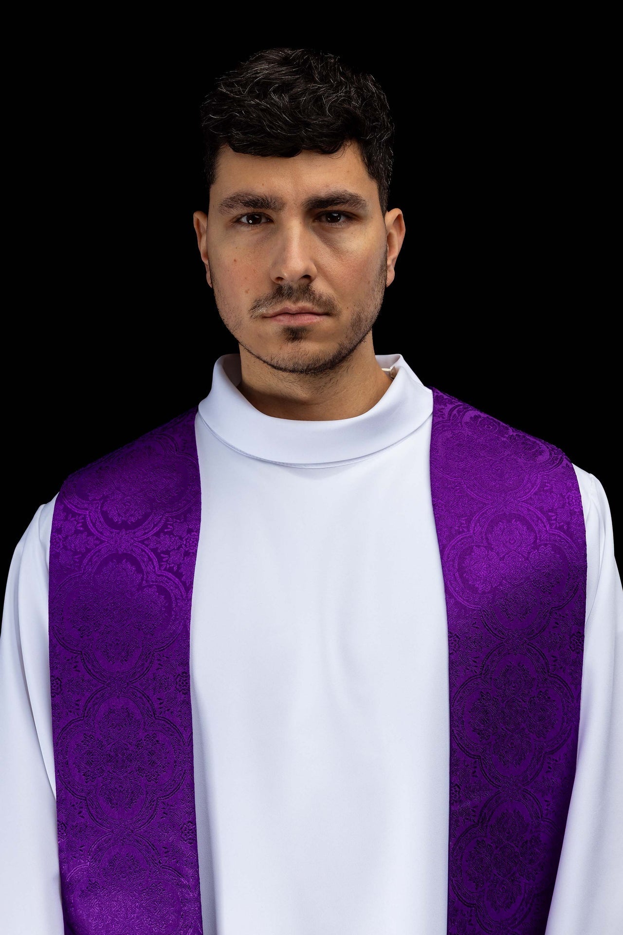 Estola bordada con motivo de Cruz en tejido jacquard morado KST/639/03/11 - CASULLAS.ES