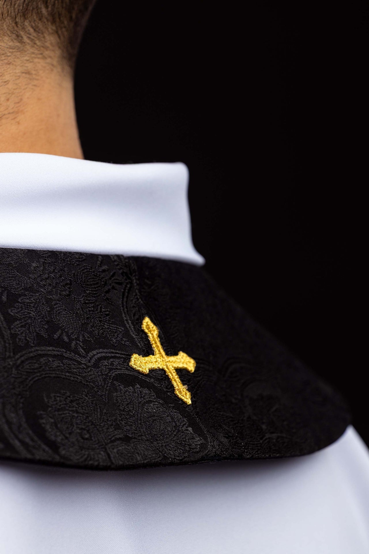 Estola bordada con motivo de Cruz en tejido jacquard negro KST/639/07/11 - CASULLAS.ES