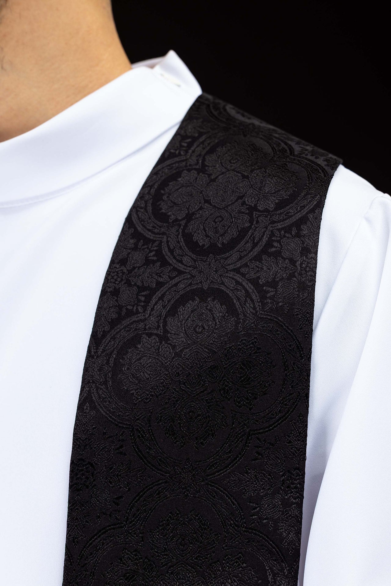 Estola bordada con motivo de Cruz en tejido jacquard negro KST/639/07/11 - CASULLAS.ES