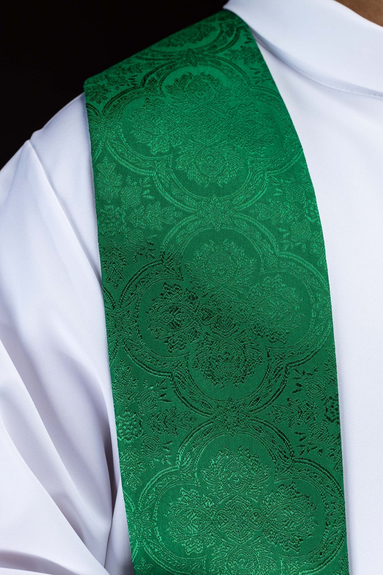 Estola bordada con motivo de Cruz en tejido jacquard verde KST/639/01/11 - CASULLAS.ES