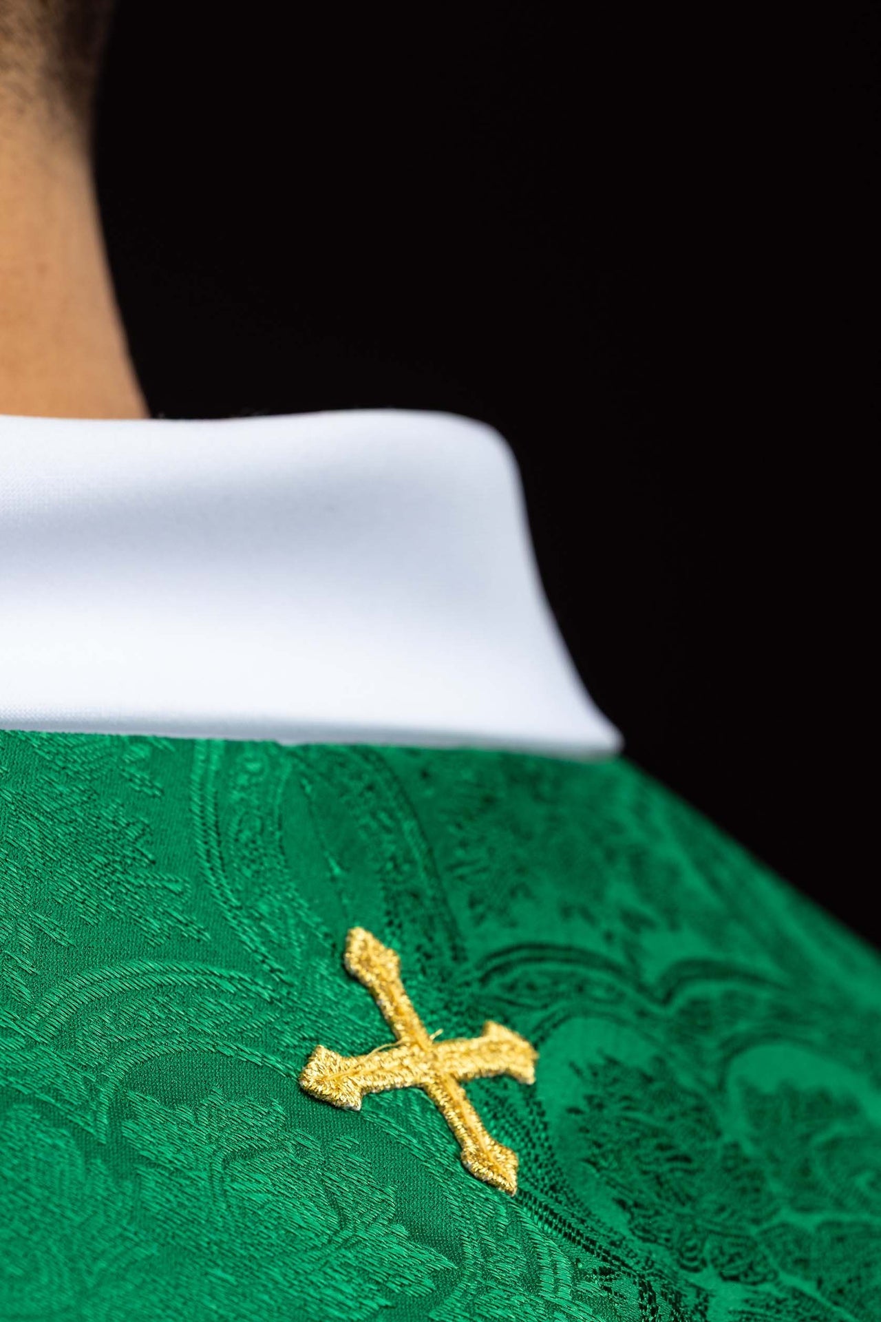 Estola bordada con motivo de Cruz en tejido jacquard verde KST/639/01/11 - CASULLAS.ES