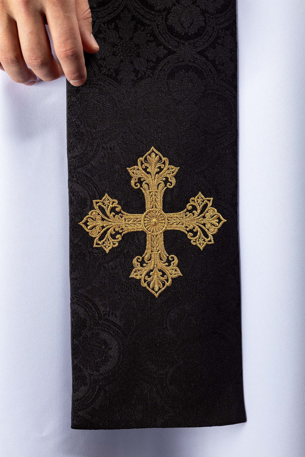 Estola bordada con motivo de cruz tejido jacquard negro KST/967/07/11 - CASULLAS.ES