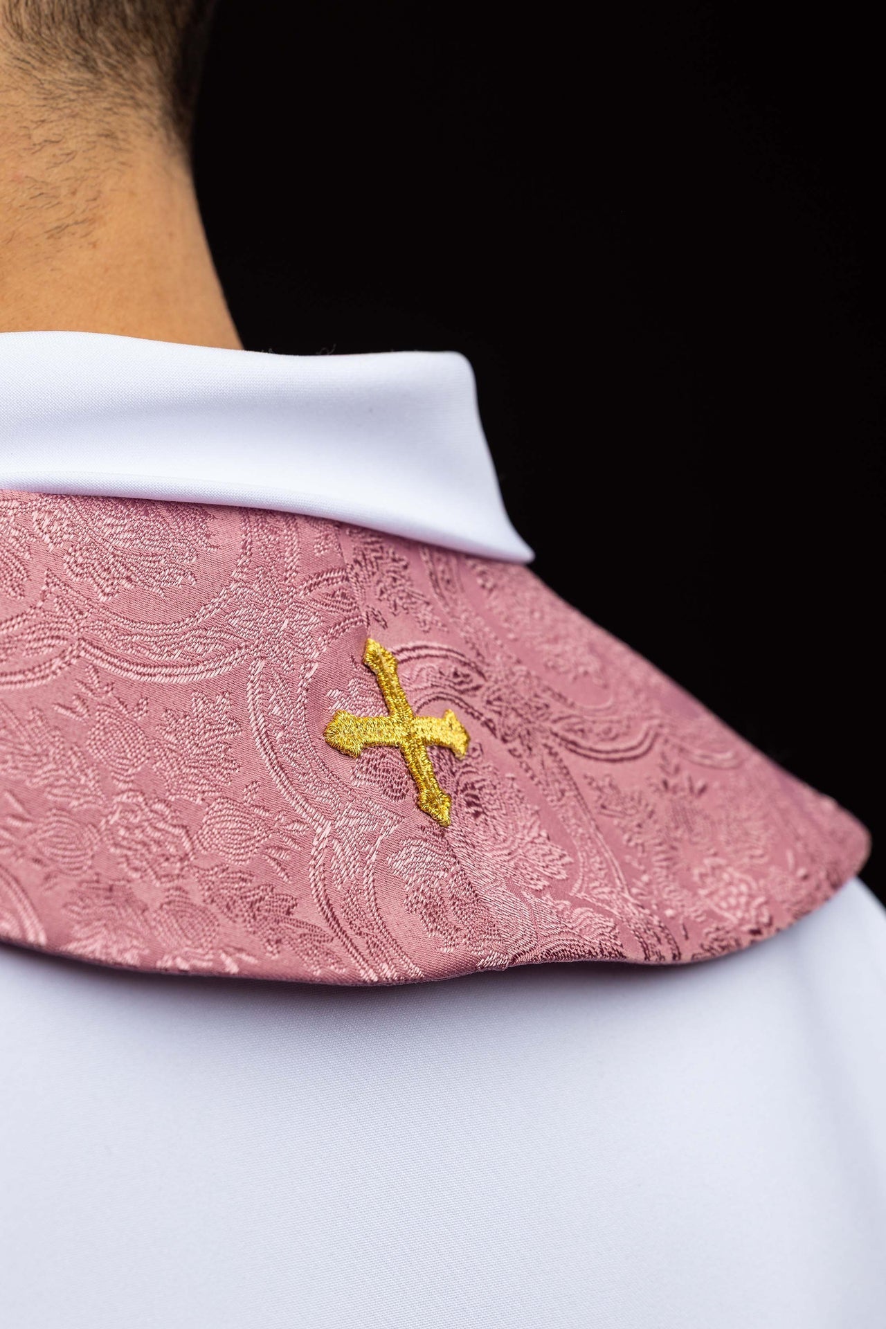 Estola bordada con motivo de cruz tejido jacquard rosa KST/967/08/11 - CASULLAS.ES