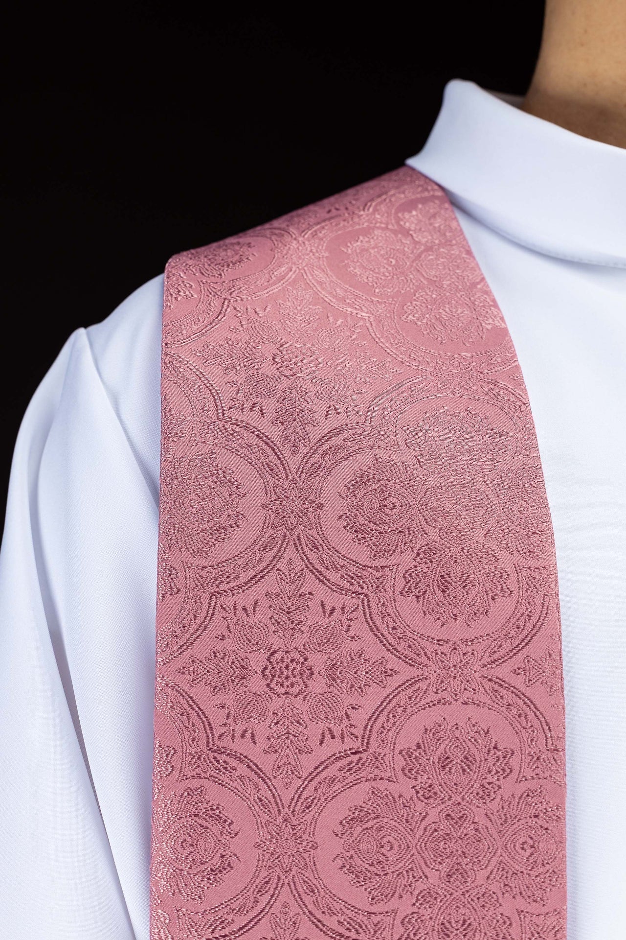 Estola bordada con motivo de cruz tejido jacquard rosa KST/967/08/11 - CASULLAS.ES