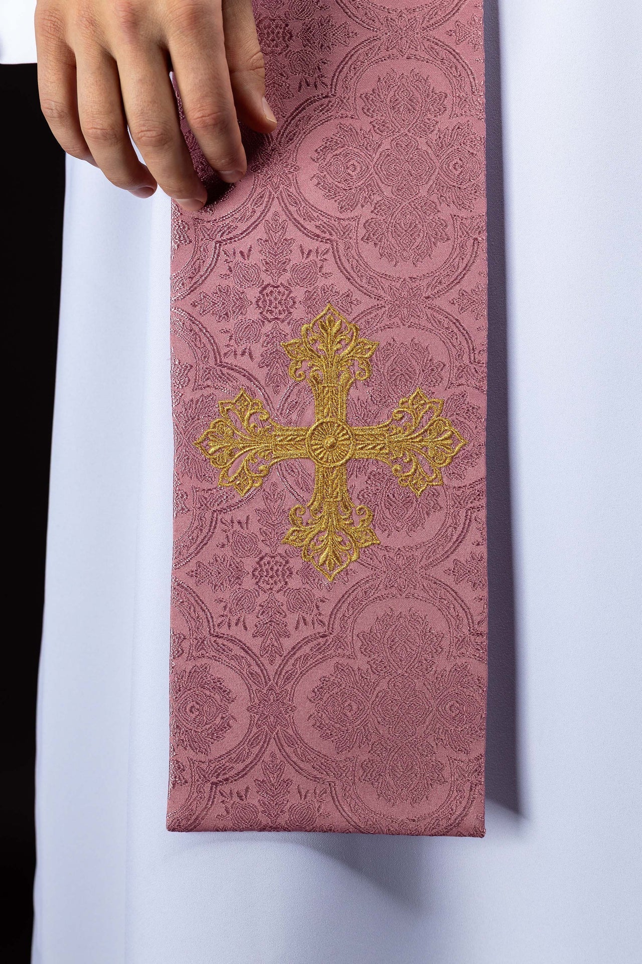 Estola bordada con motivo de cruz tejido jacquard rosa KST/967/08/11 - CASULLAS.ES