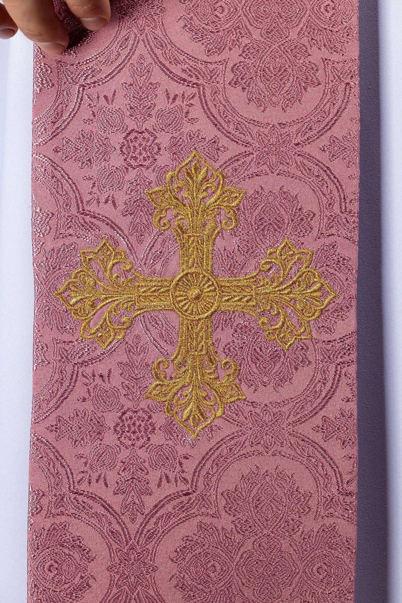 Estola bordada con motivo de cruz tejido jacquard rosa KST/967/08/11 - CASULLAS.ES