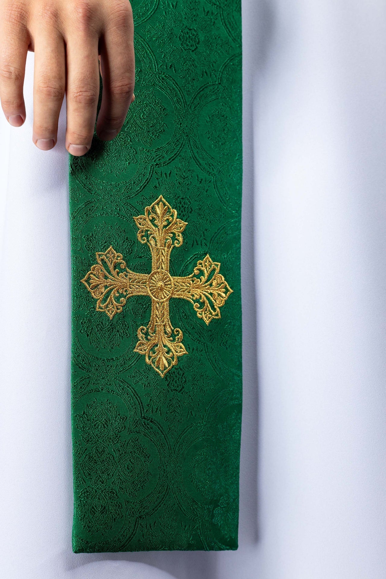 Estola bordada con motivo de cruz tejido jacquard verde KST/967/01/11 - CASULLAS.ES