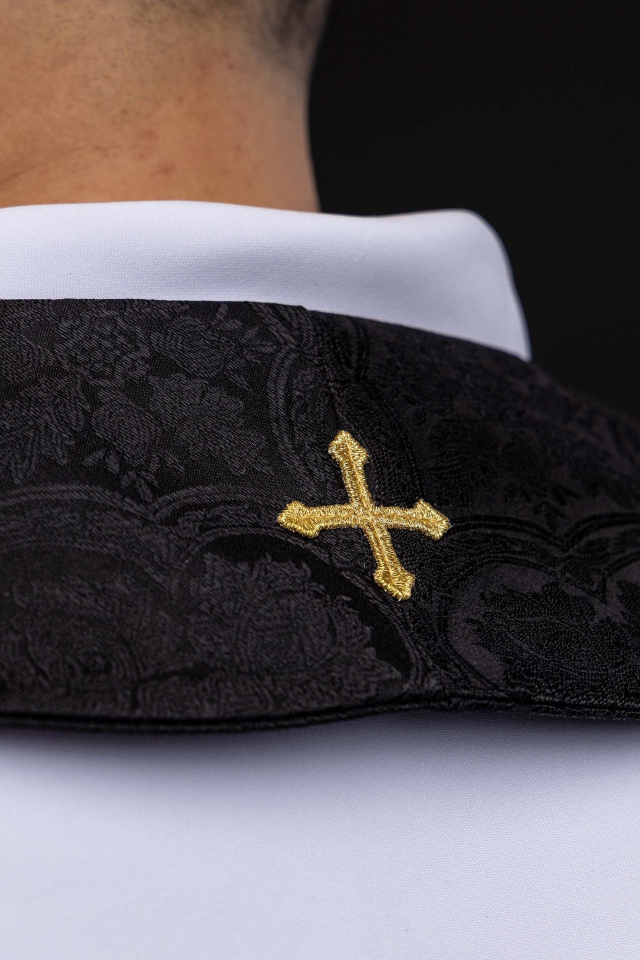 Estola bordada con motivo de la Cruz tejido jacquard negro KST/638/07/11 - CASULLAS.ES