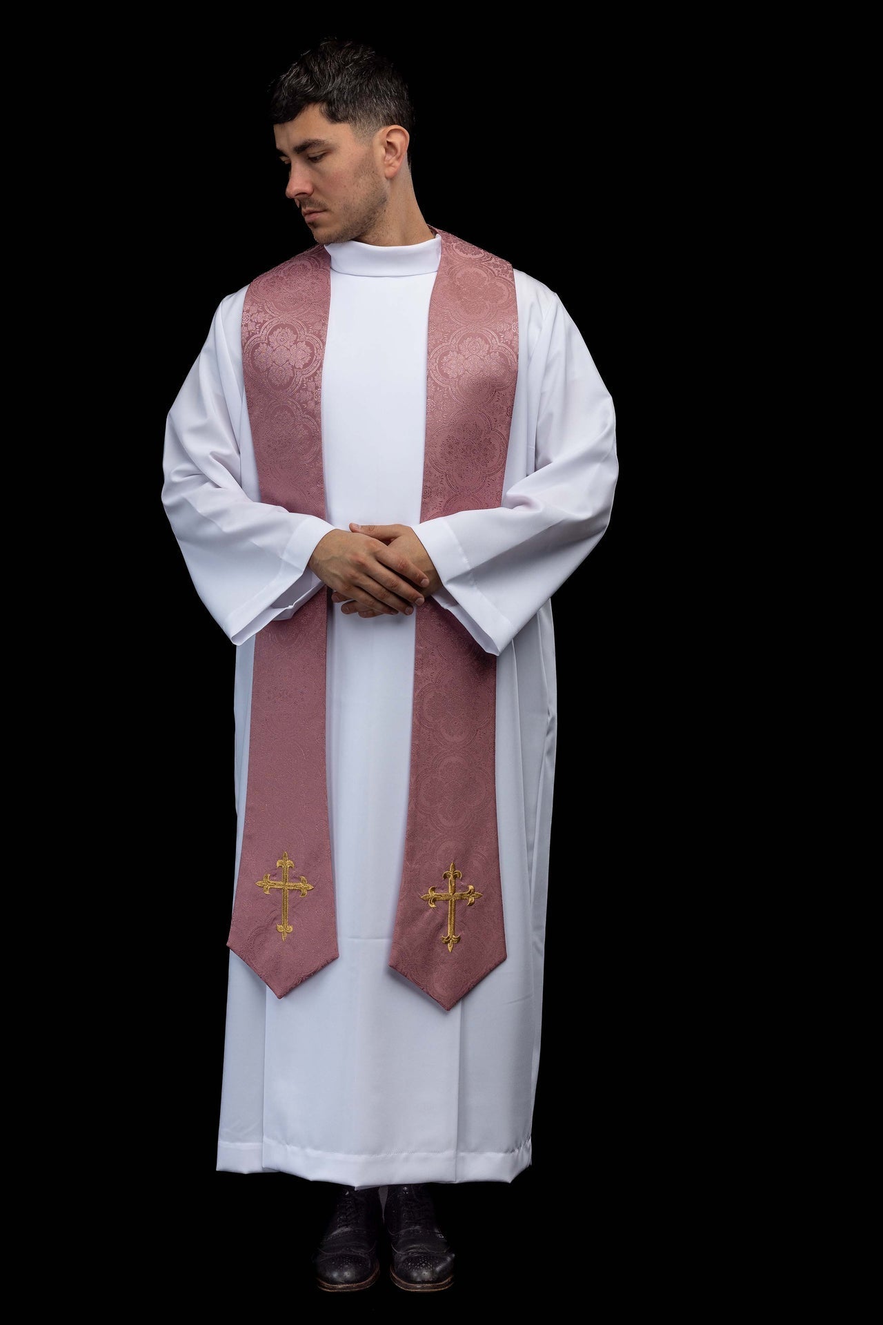 Estola bordada con motivo de la Cruz tejido jacquard rosa KST/638/08/11 - CASULLAS.ES