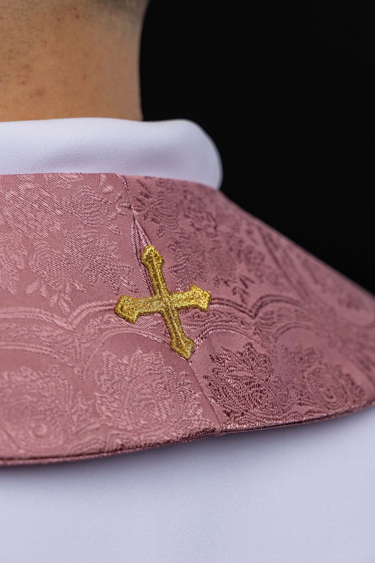 Estola bordada con motivo de la Cruz tejido jacquard rosa KST/638/08/11 - CASULLAS.ES