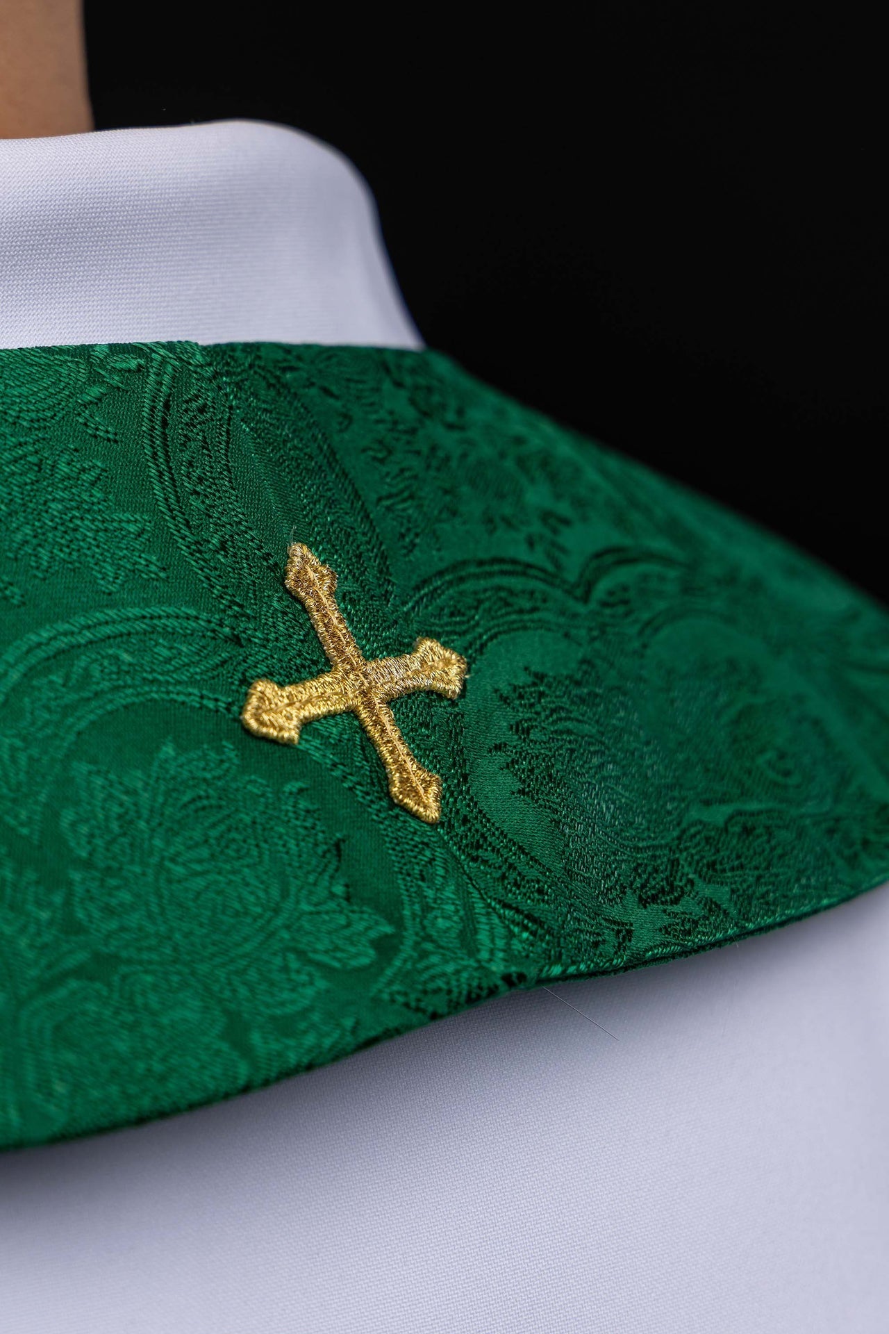 Estola bordada con motivo de la Cruz tejido jacquard verde KST/638/01/11 - CASULLAS.ES