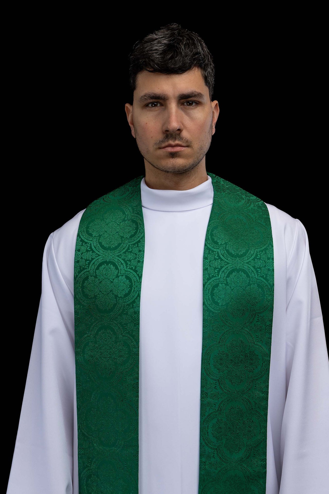 Estola bordada con motivo de la Cruz tejido jacquard verde KST/638/01/11 - CASULLAS.ES