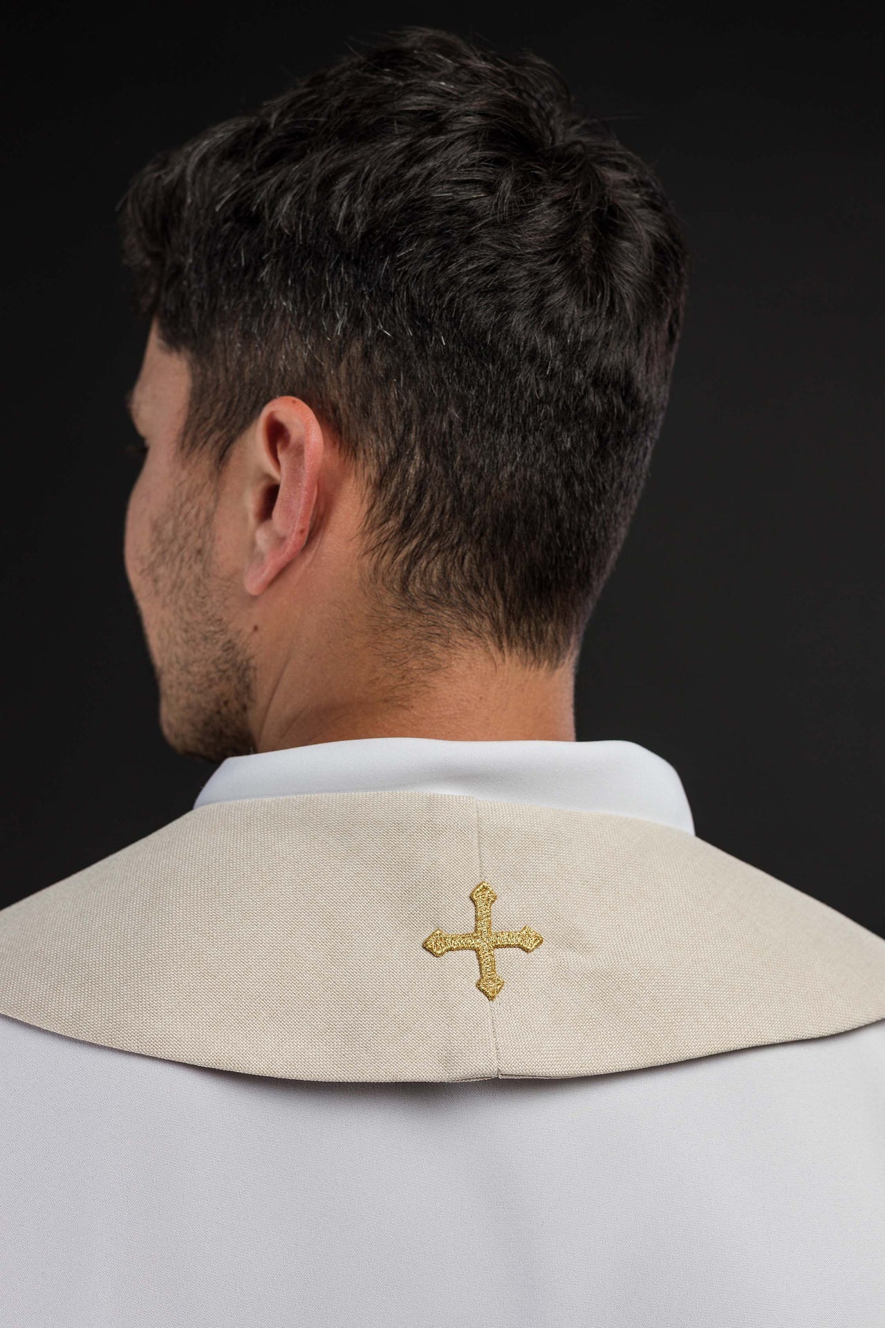 Estola bordada con motivo IHS color crudo S-2067-05-70 - CASULLAS.ES