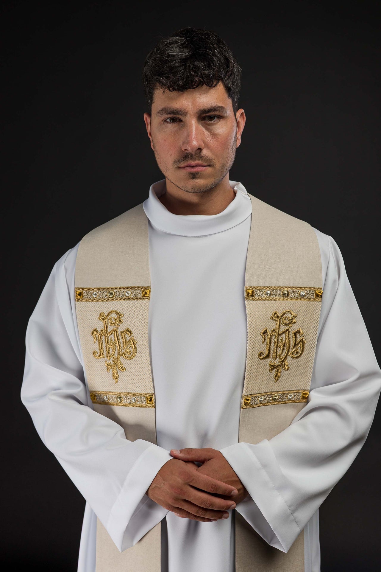 Estola bordada con motivo IHS color crudo S-2067-05-70 - CASULLAS.ES