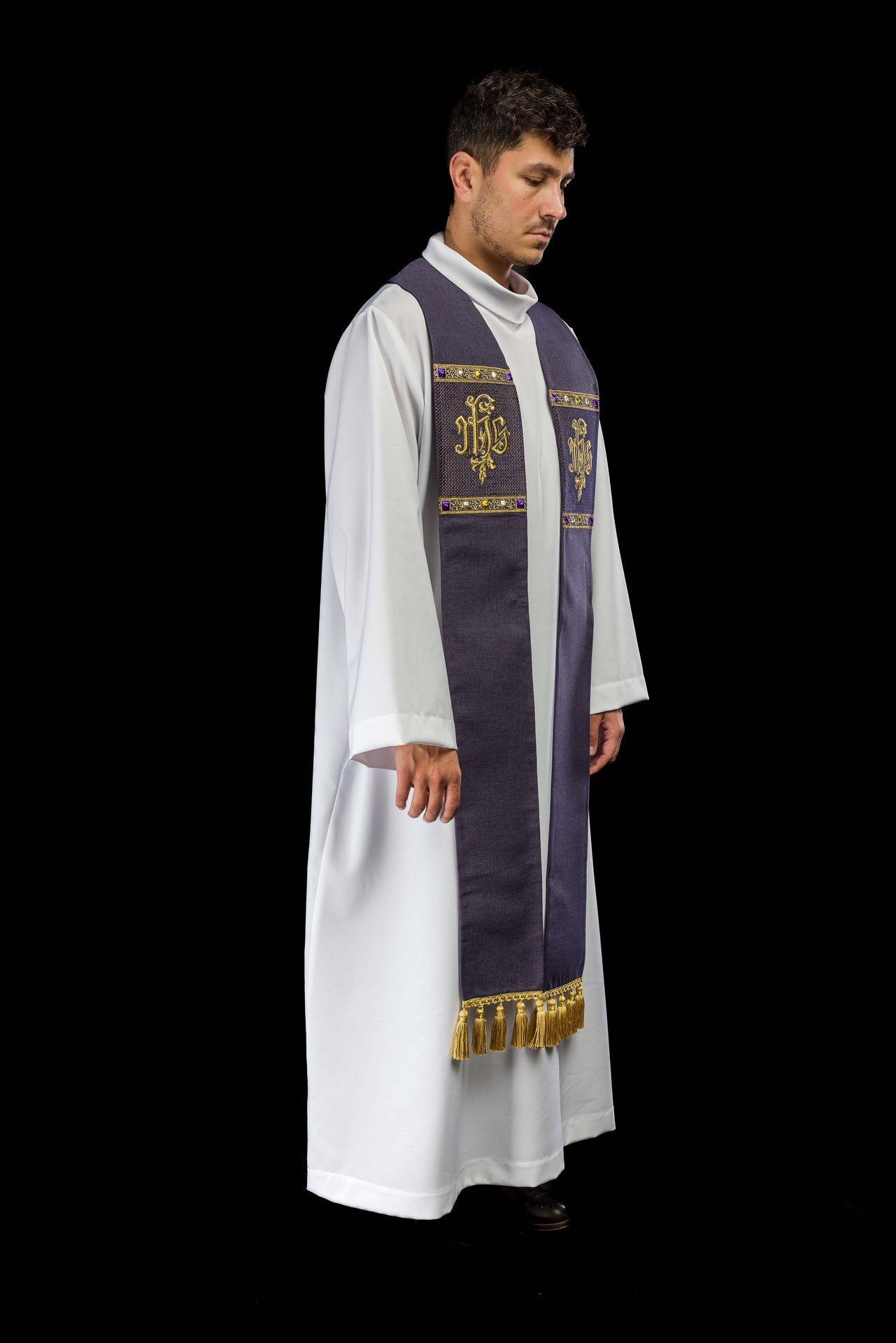Estola bordada con motivo IHS morada S-2067-03-70 - CASULLAS.ES
