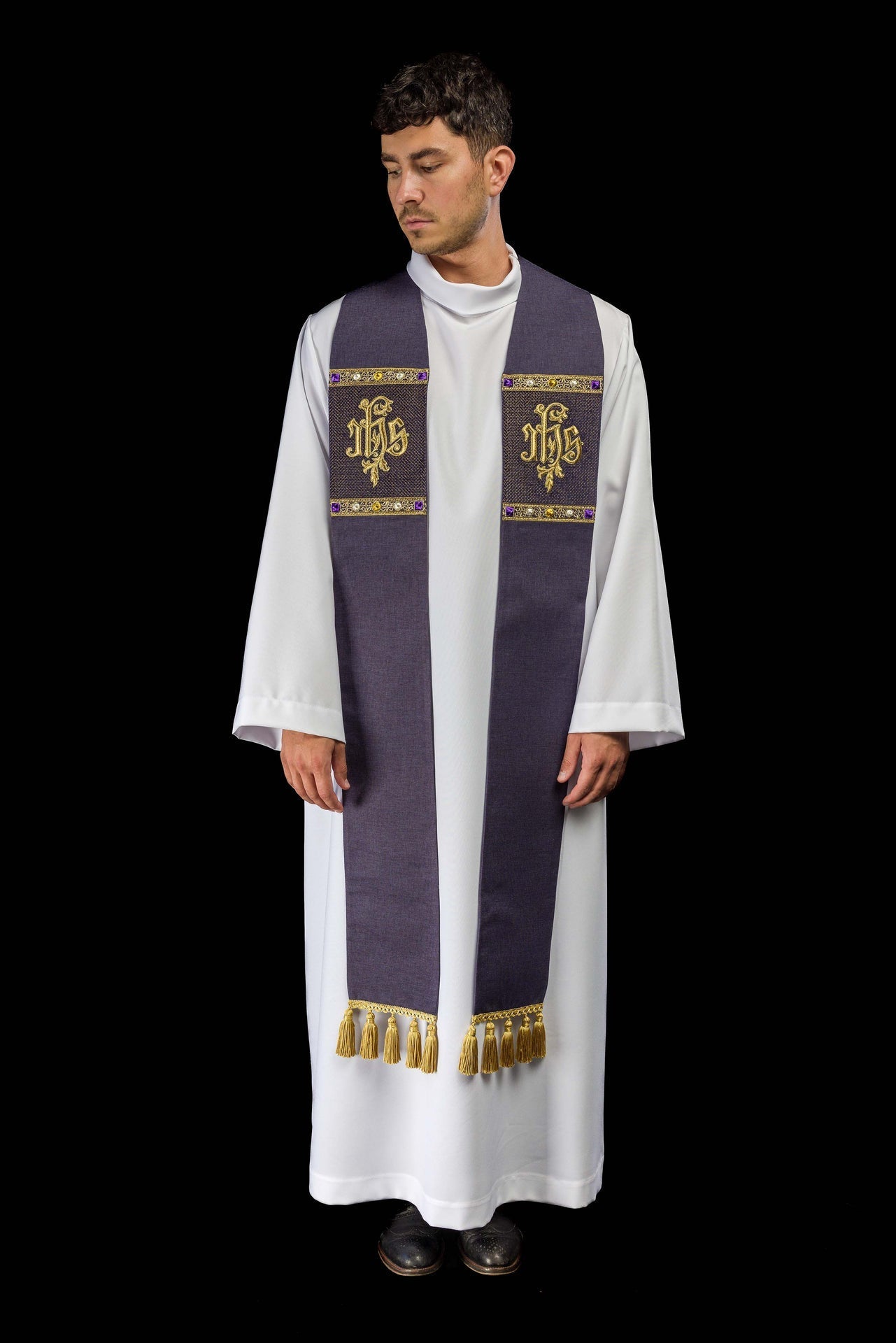Estola bordada con motivo IHS morada S-2067-03-70 - CASULLAS.ES