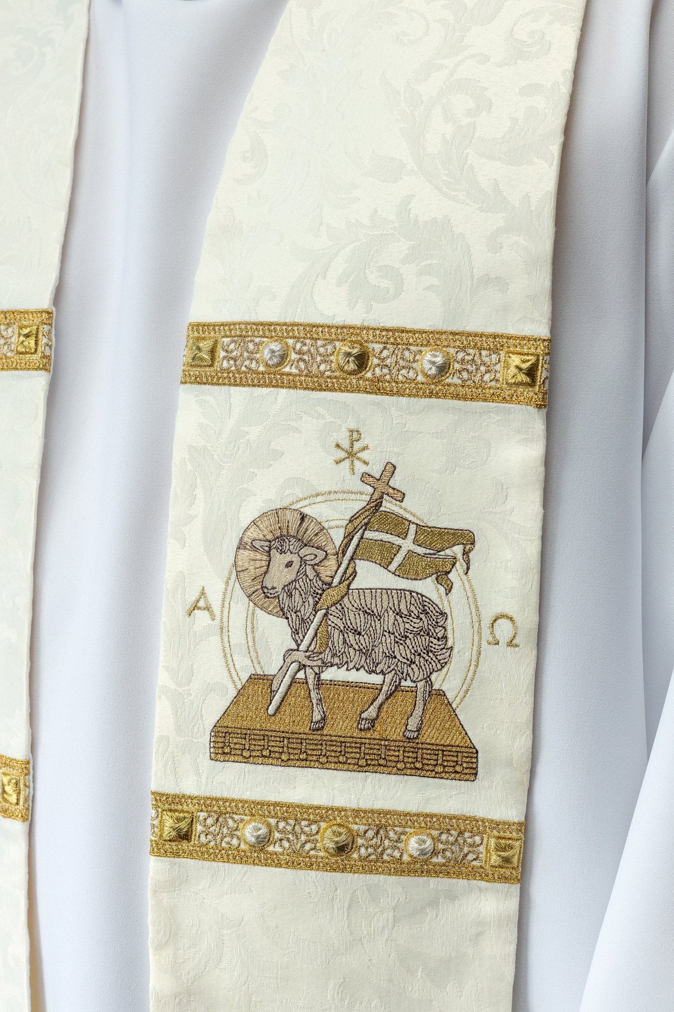 Estola con el Cordero Pascual, confeccionada en tela decorativa S - 2072 - 05 - 88 - CASULLAS.ES
