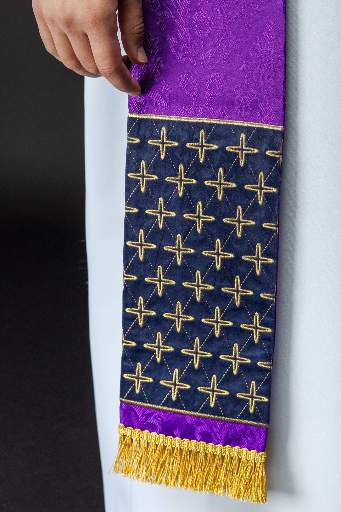 Estola jacquard bordada con motivos de cruces morado S - 2054 - 03 - 67 - CASULLAS.ES
