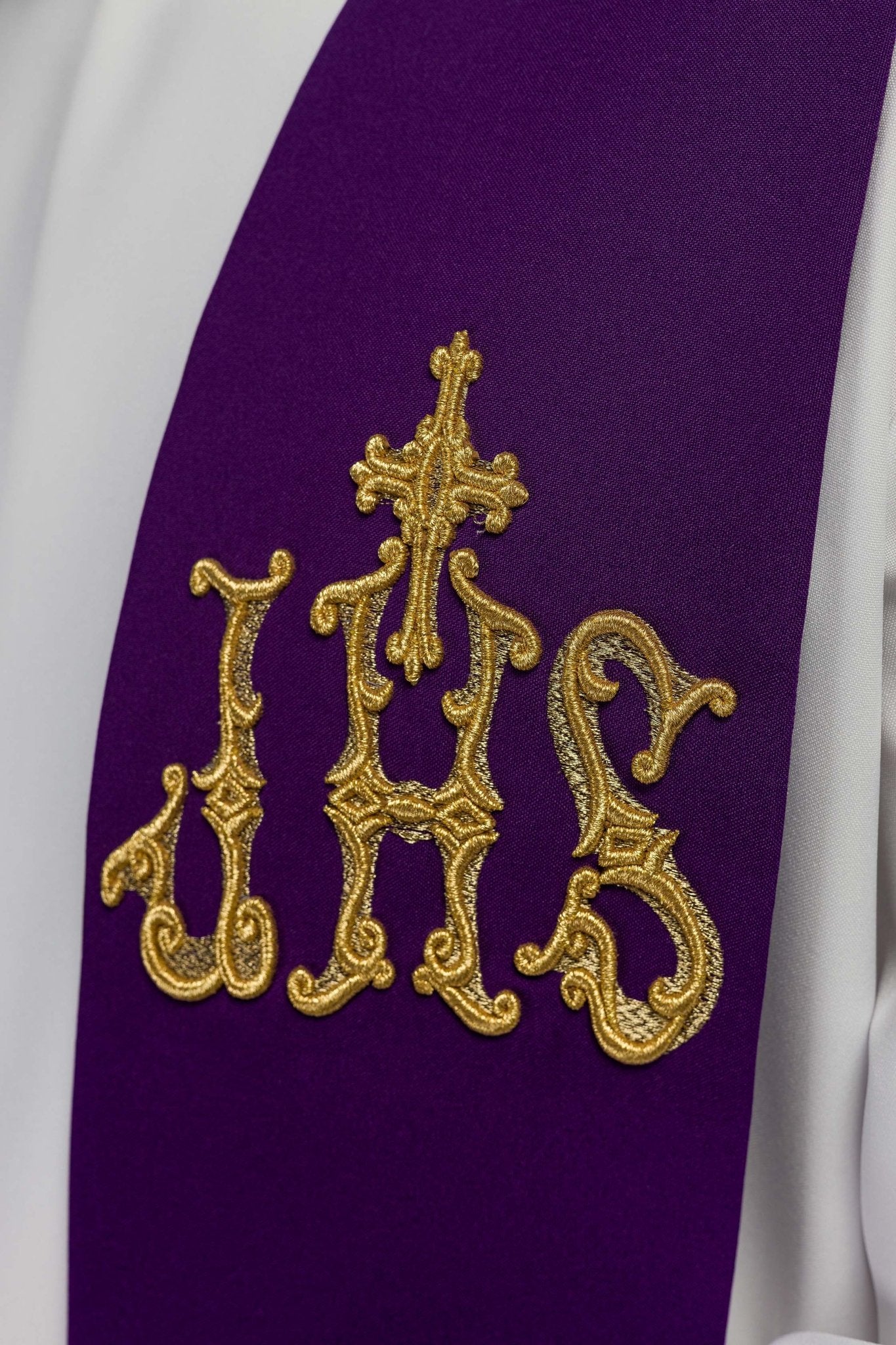 Estola morada con bordado Cruz e IHS KST/157/03/01 FIOLET - CASULLAS.ES