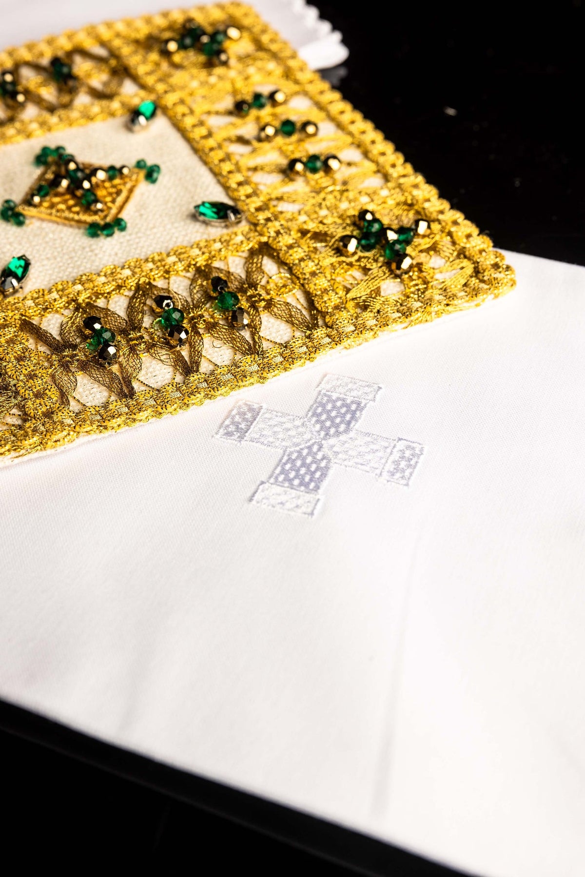 Juego de altar, detalle lateral del encaje dorado con piedras naturales verdes