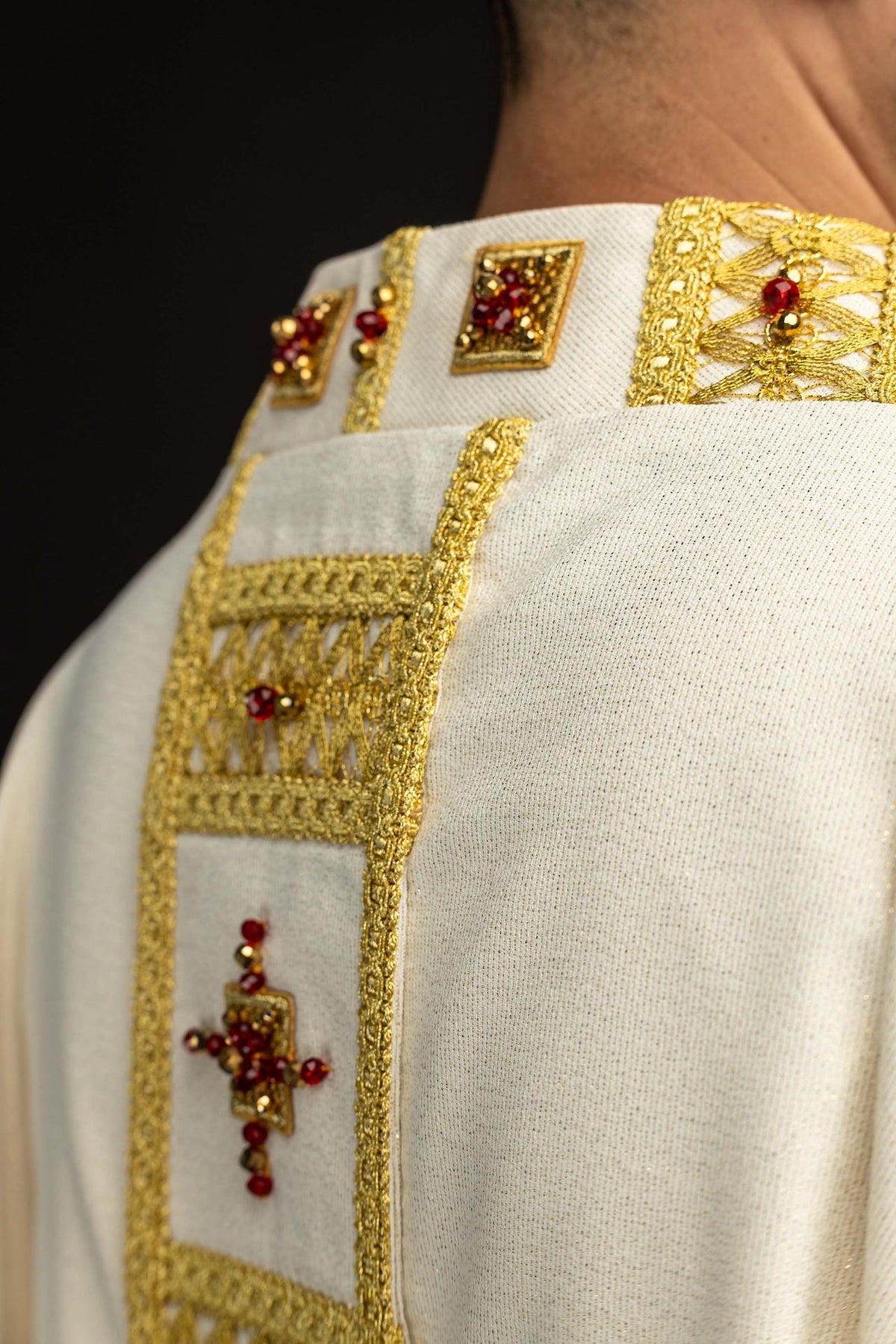 Casulla marfil, detalle de galón dorado y adornos con piedras naturales rojas