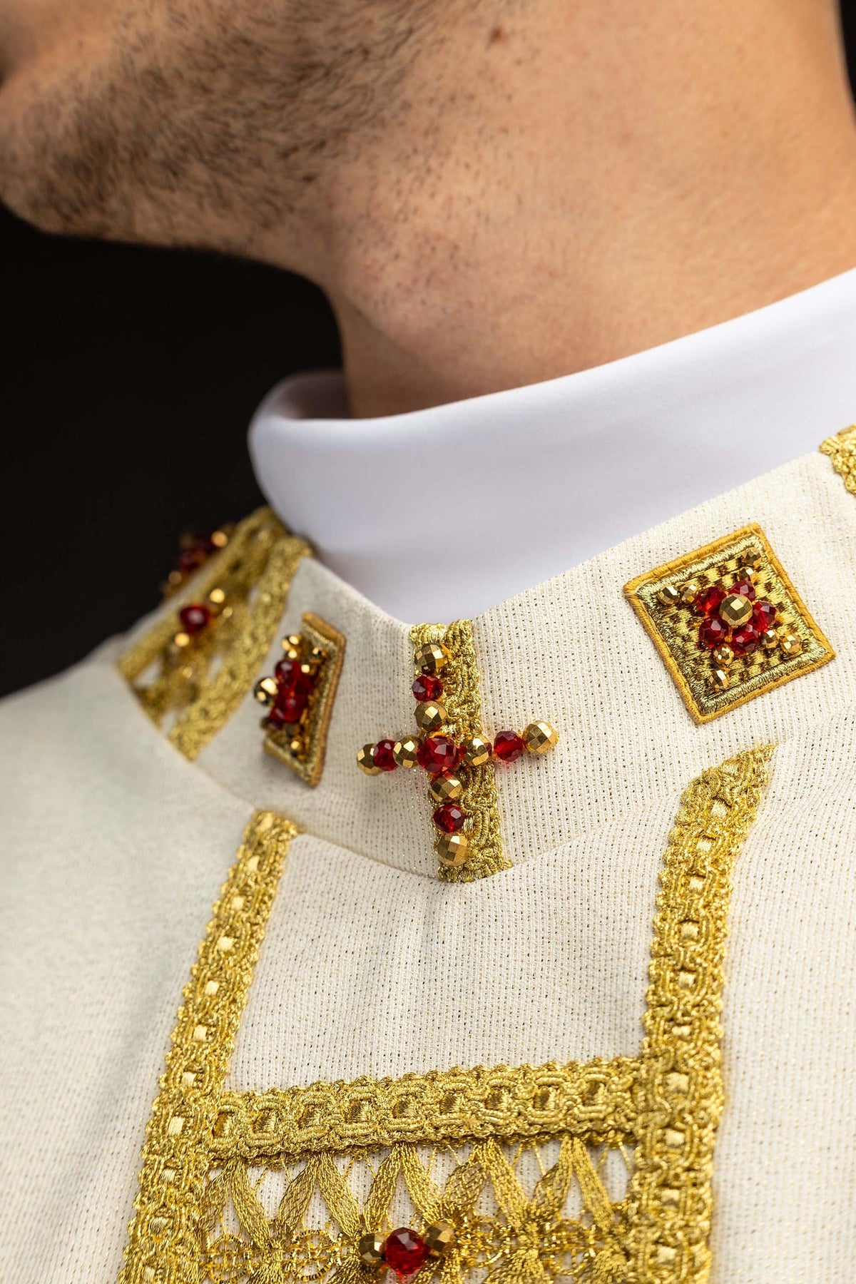Casulla marfil con cruz y piedras naturales rojas y doradas en el cuello
