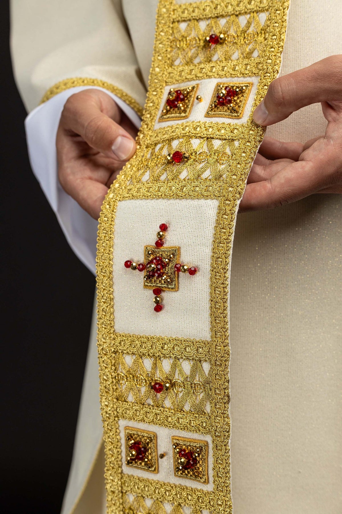 Casulla marfil con cuadrados bordados en dorado y piedras rojas