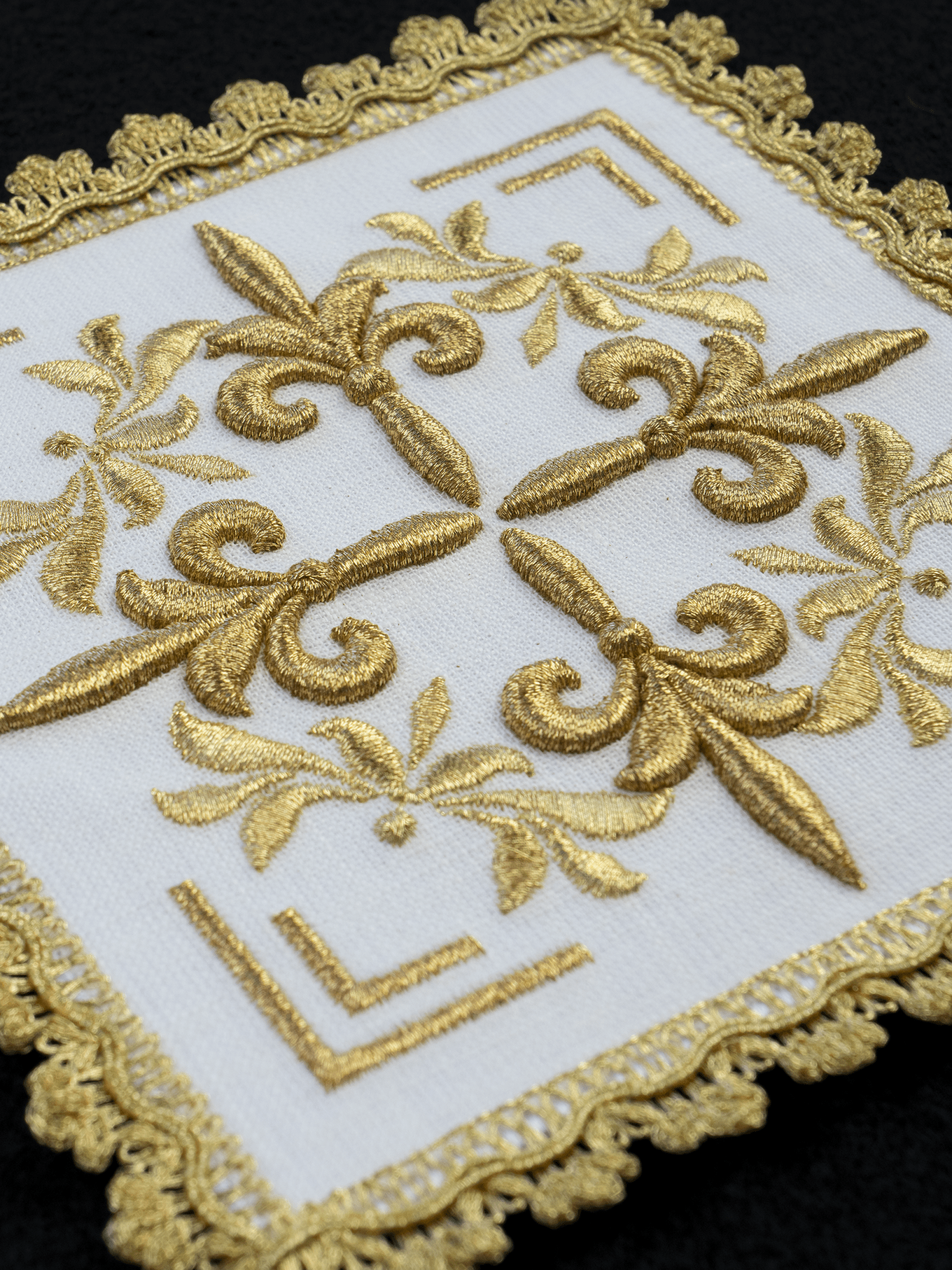 Juego de altar bordado con adornos dorados HA/5013 - CASULLAS.ES