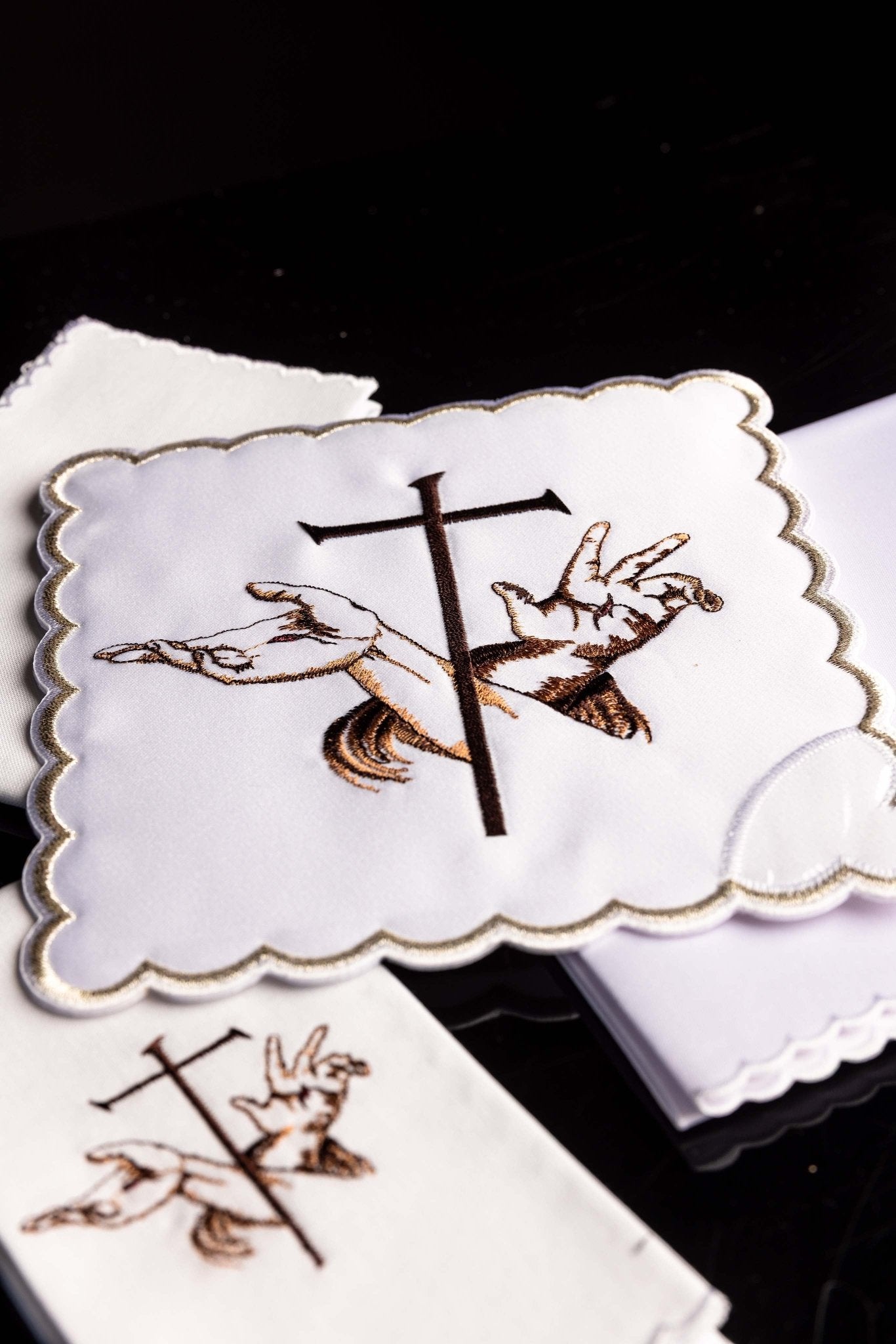 Juego de altar con un símbolo bordado franciscano KK/022 - CASULLAS.ES