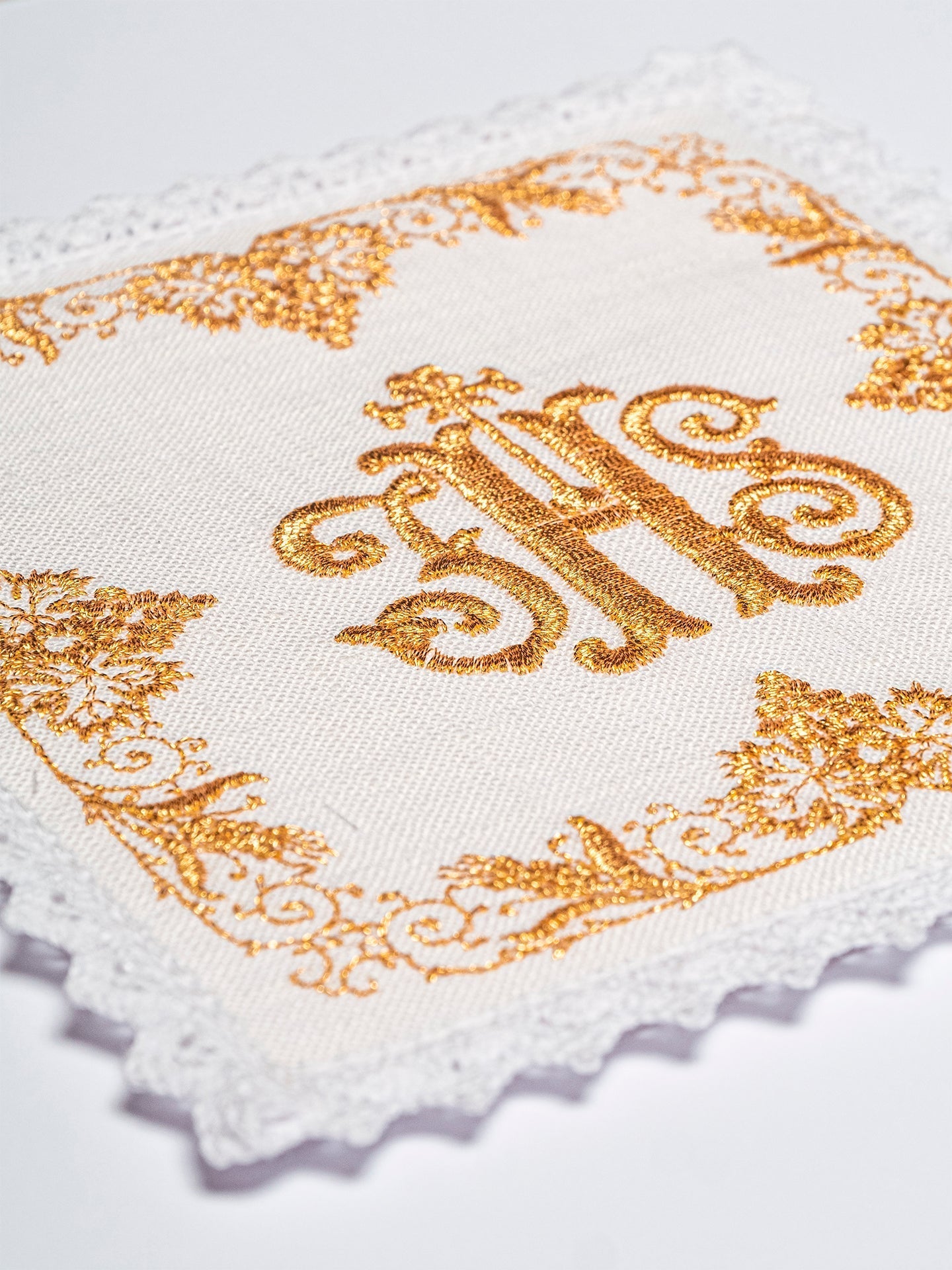 Juego de altar lino ricamente bordado con IHS KKL/049 - CASULLAS.ES