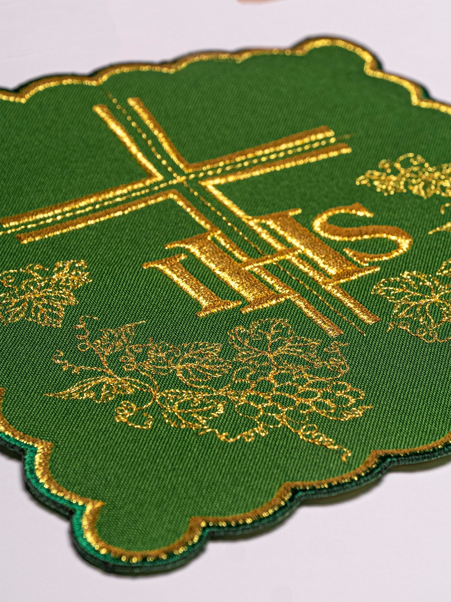 Juego de altar verde con bordado IHS KK/156/01 - CASULLAS.ES