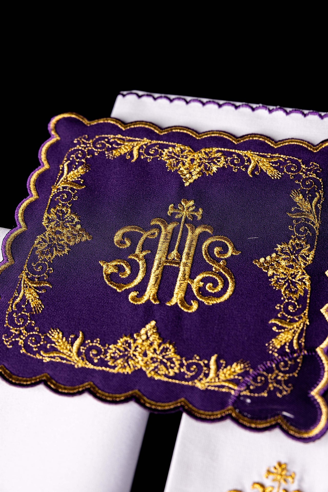 Juego de lienzos para cáliz bordado con motivo IHS en color morado KDT/5025/03 FIOLET - CASULLAS.ES