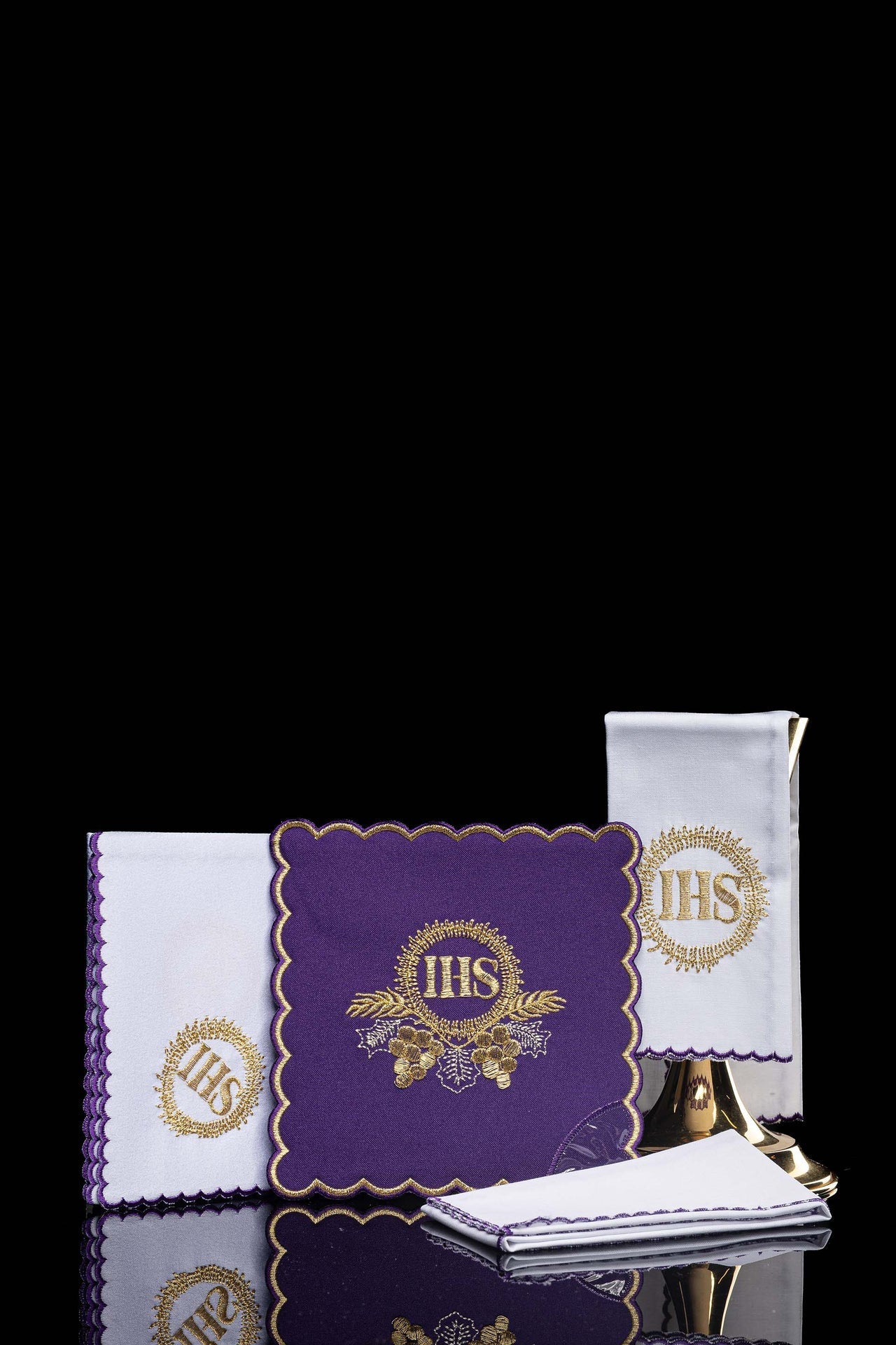 Juego de lienzos para cáliz bordado con motivo IHS en color morado KDT/5024/03 FIOLET - CASULLAS.ES