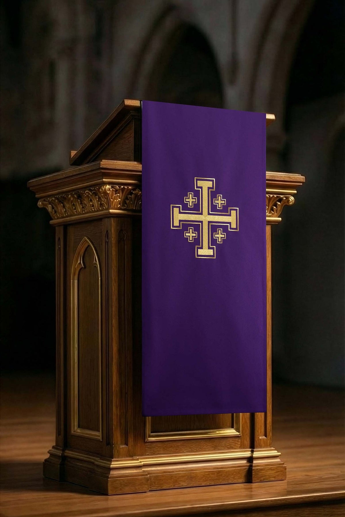 Paño de atril morado con bordado dorado de la Cruz de Jerusalén, vista frontal