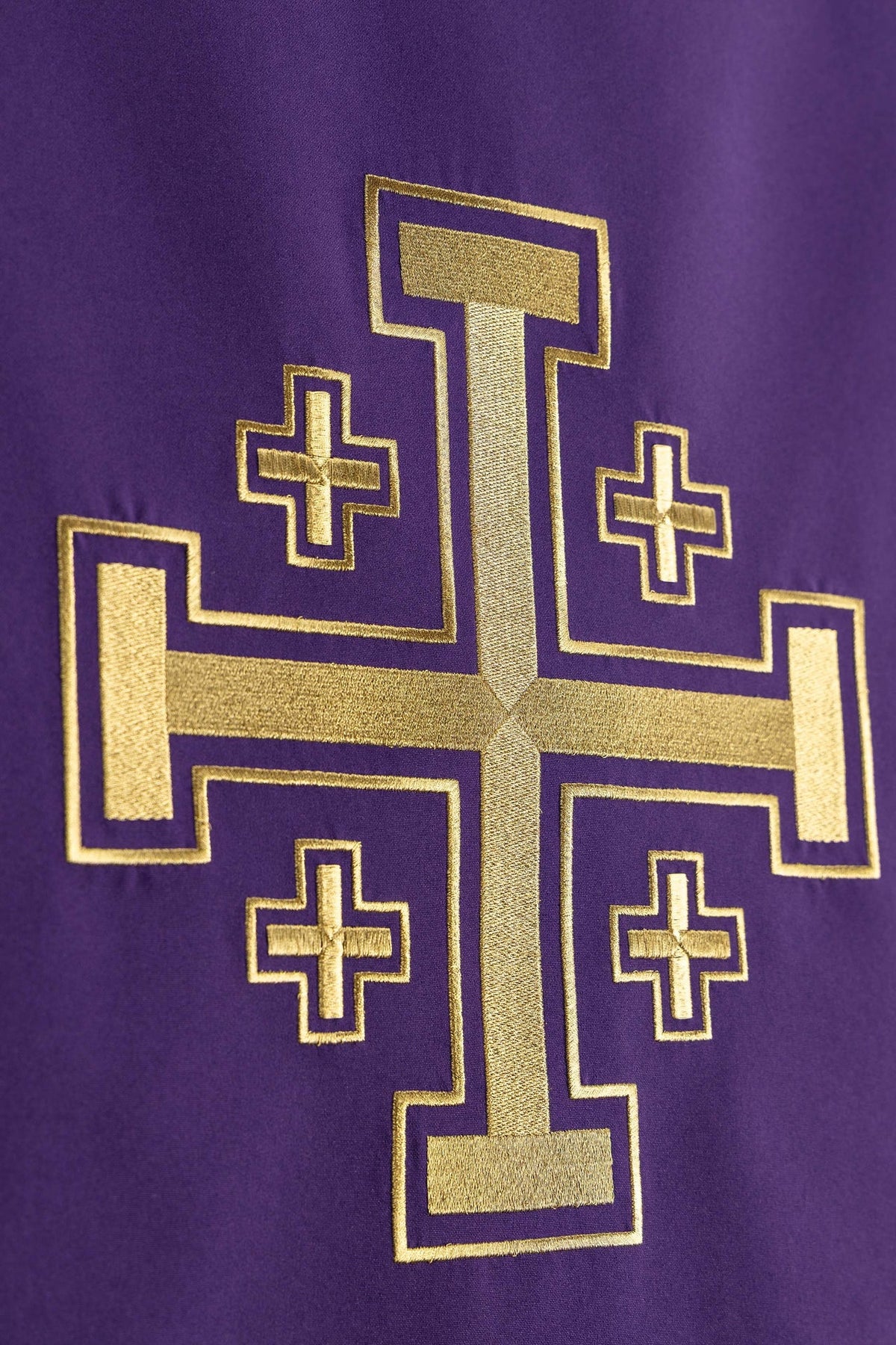 Paño de atril morado, detalle del bordado dorado de la Cruz de Jerusalén