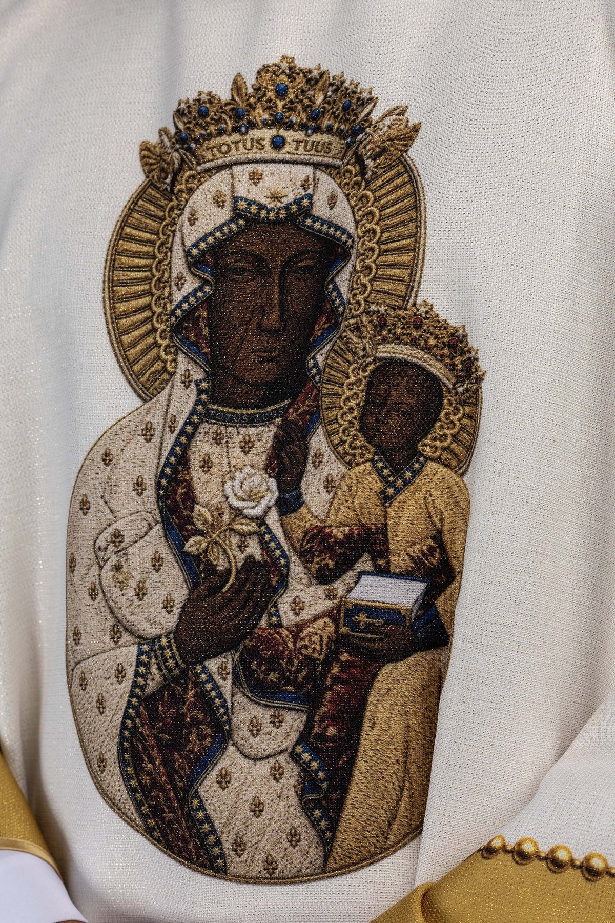Casulla de Nuestra Señora de Częstochowa, primer plano de la imagen frontal