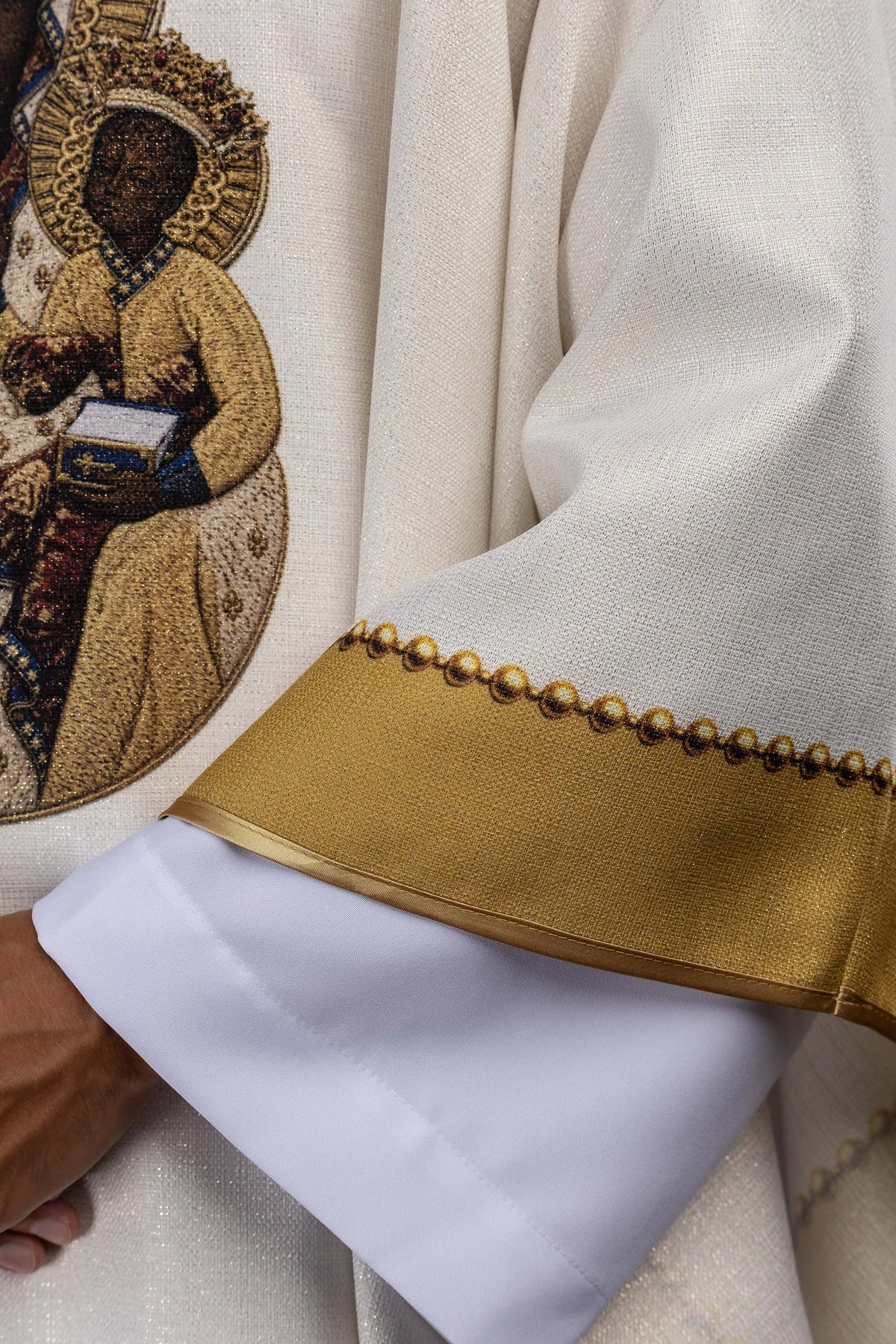 Casulla de Nuestra Señora de Częstochowa, detalle del tejido y cenefa dorada de la manga