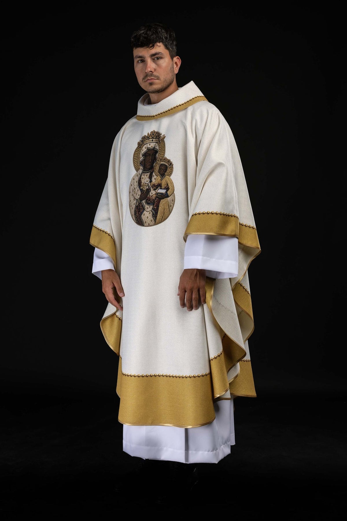 Casulla de Nuestra Señora de Częstochowa, vista frontal lateral con imagen y ribetes dorados