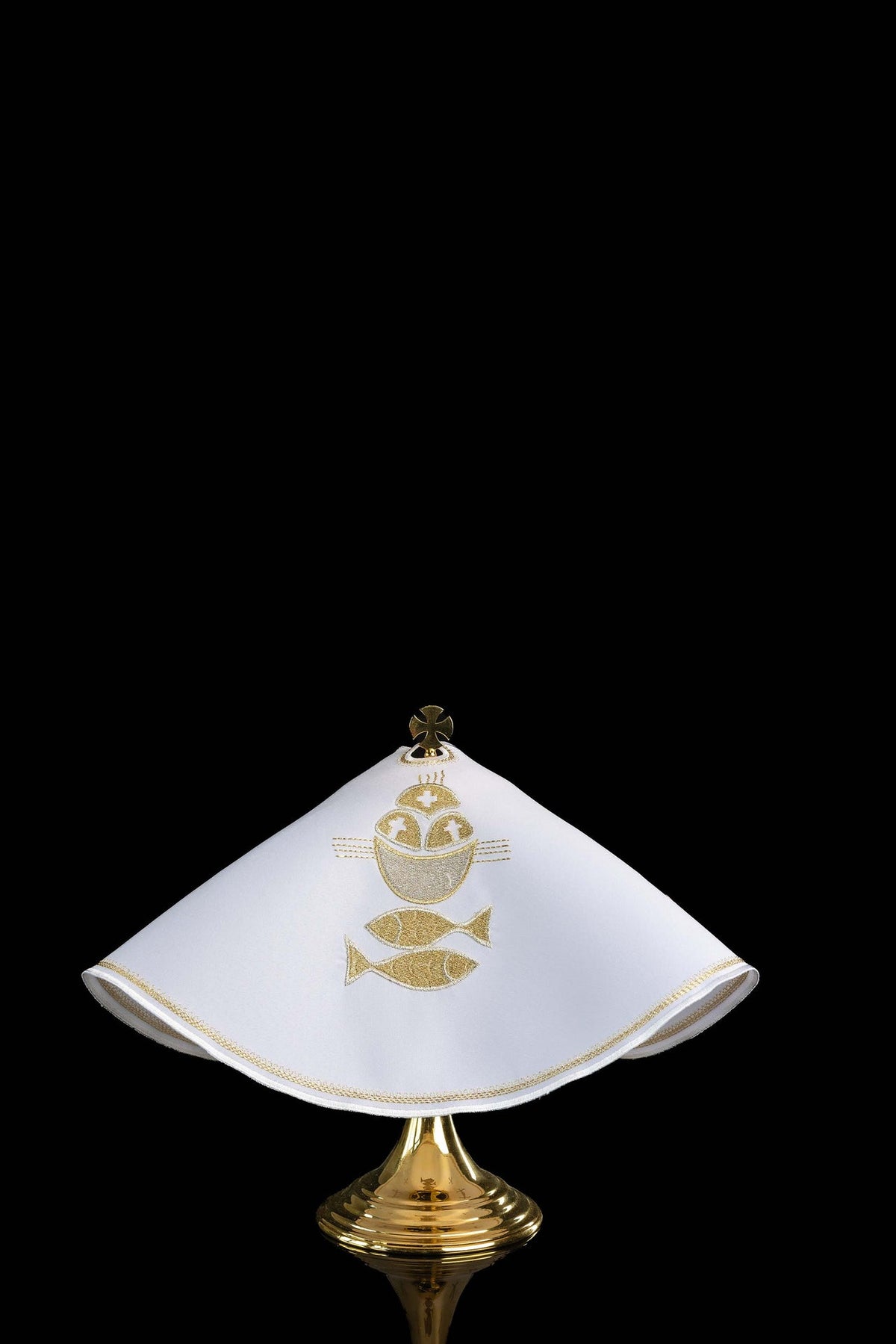 Cubrecopón con bordado dorado de pan y peces, vista frontal en blanco